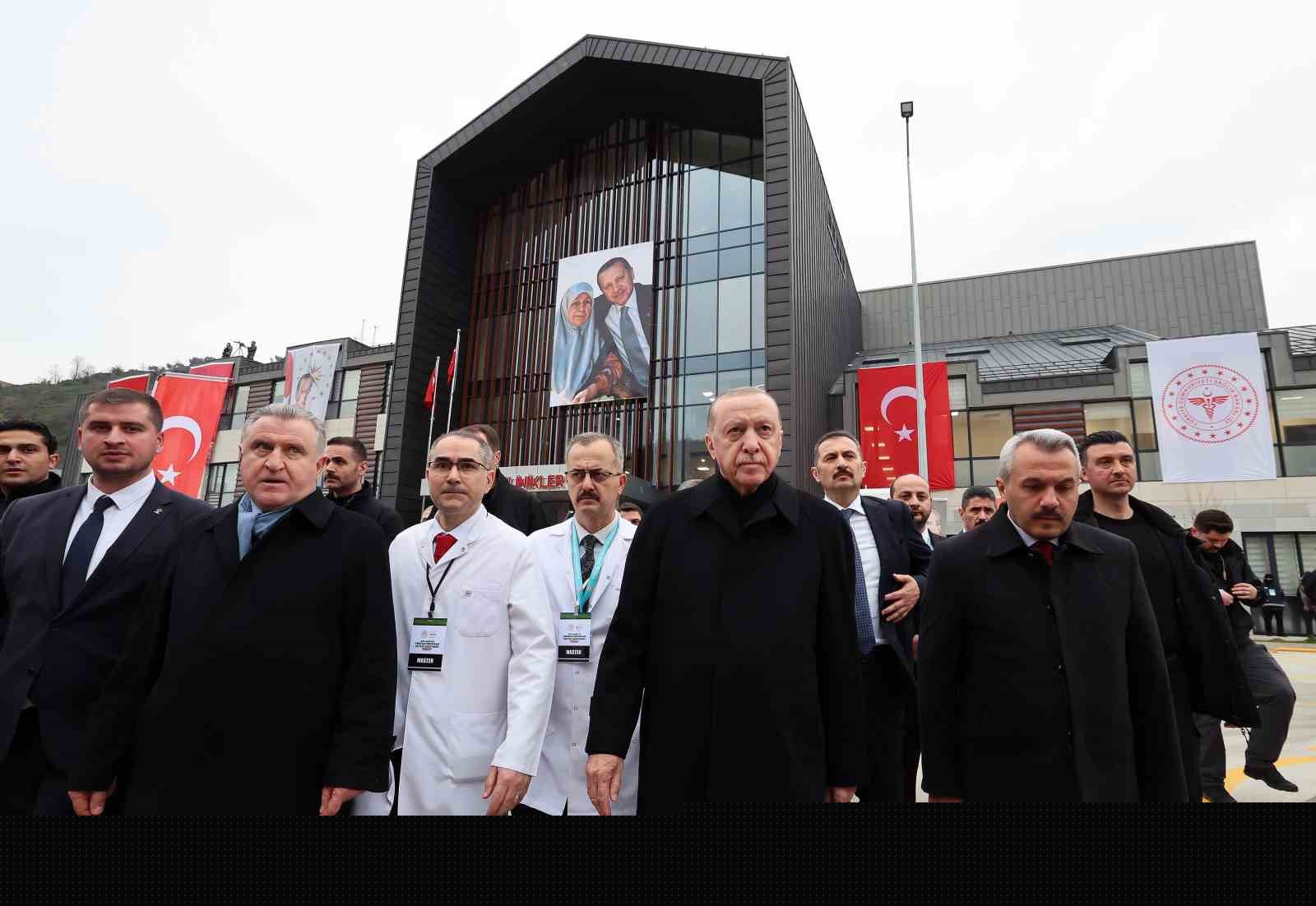 Cumhurbaşkanı Erdoğan: "Etrafımızda füzeler uçuşuyor ama ana muhalefetin umurunda bile değil"
