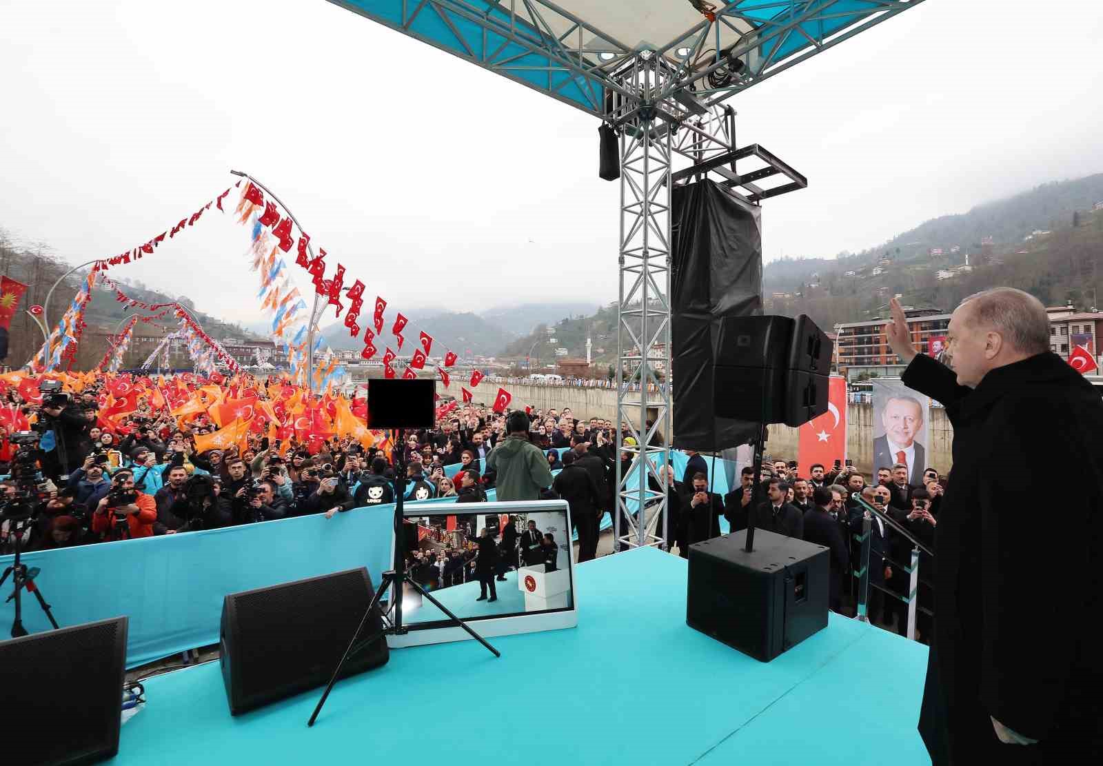 Cumhurbaşkanı Erdoğan: "Etrafımızda füzeler uçuşuyor ama ana muhalefetin umurunda bile değil"
