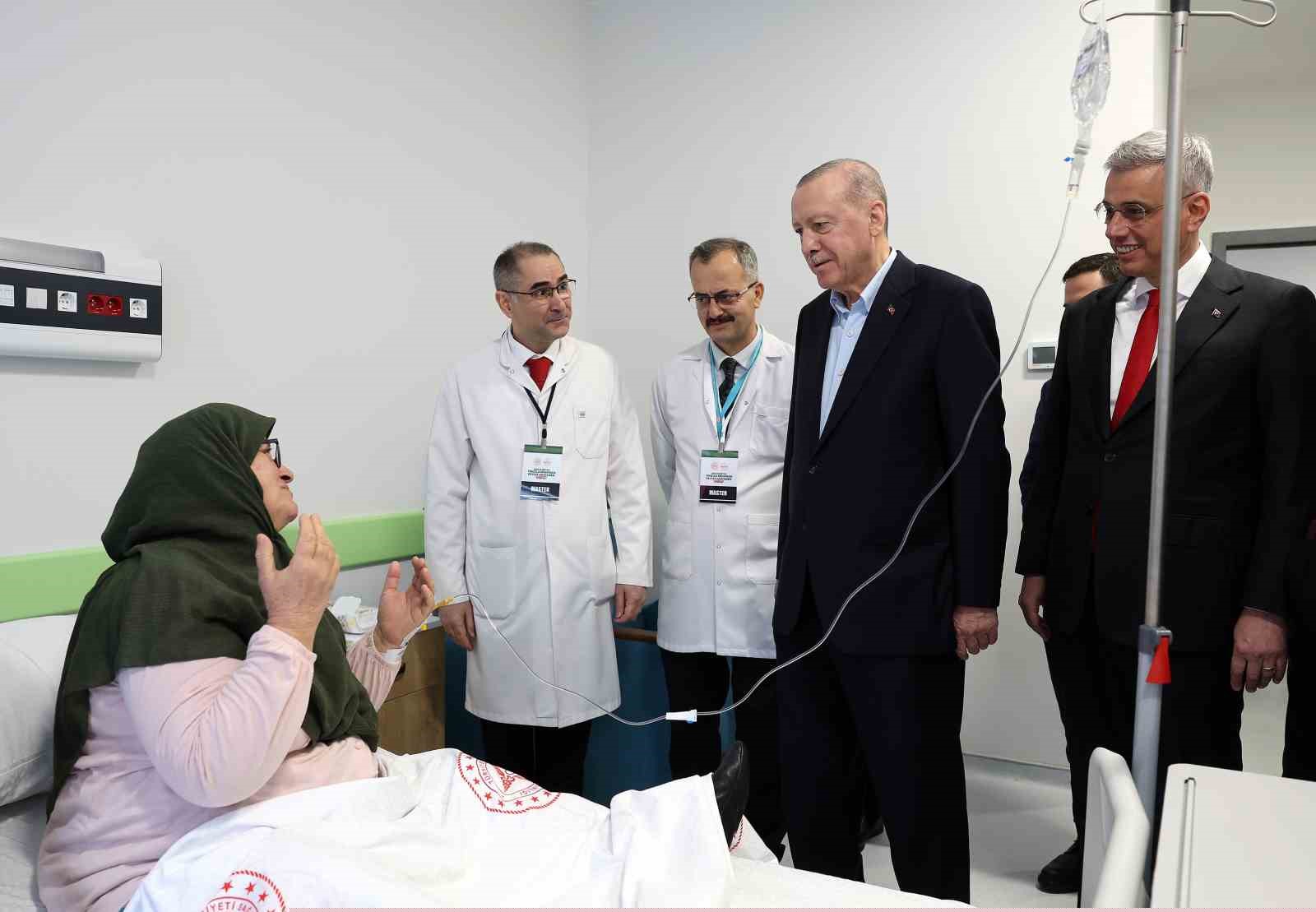 Cumhurbaşkanı Erdoğan: "Etrafımızda füzeler uçuşuyor ama ana muhalefetin umurunda bile değil"
