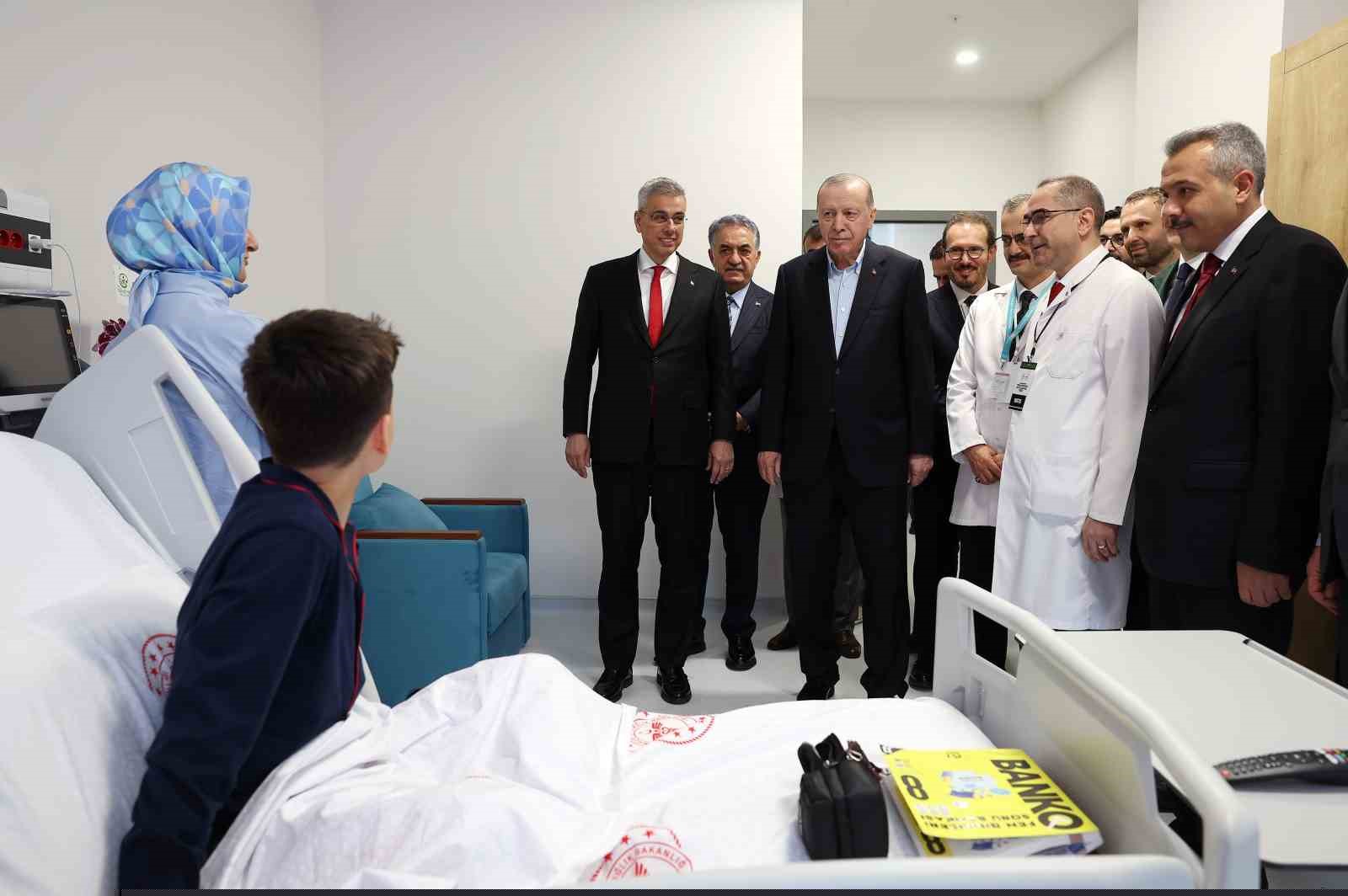 Cumhurbaşkanı Erdoğan: "Etrafımızda füzeler uçuşuyor ama ana muhalefetin umurunda bile değil"
