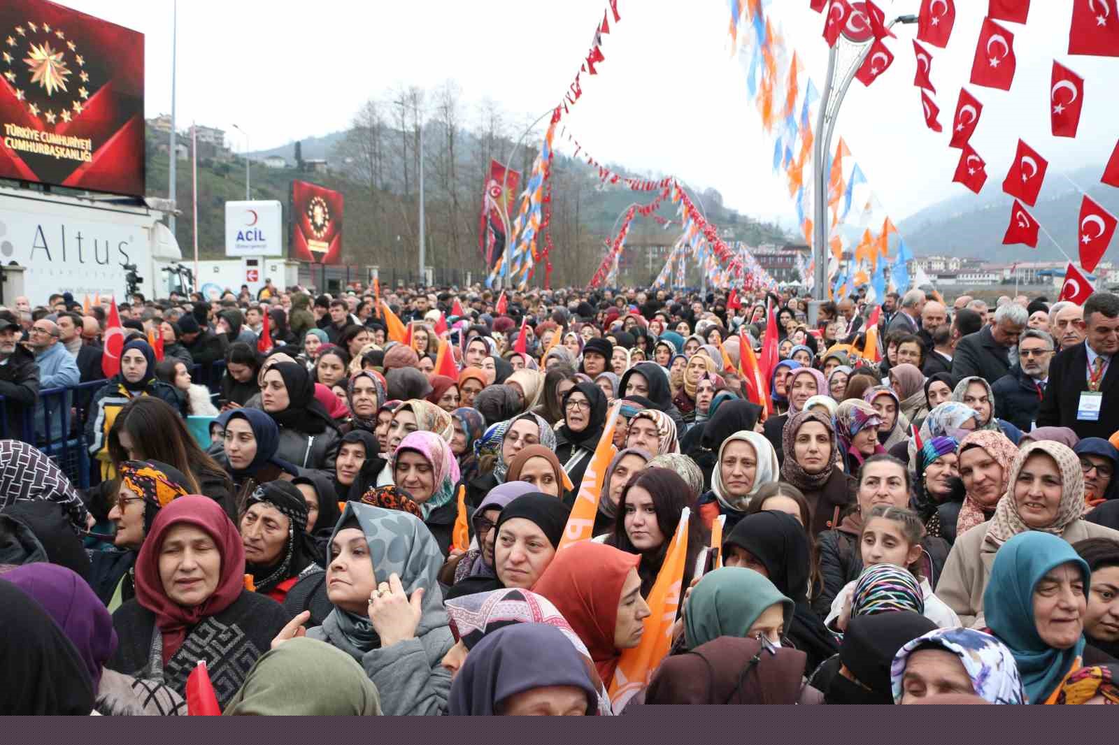 Cumhurbaşkanı Erdoğan: "Etrafımızda füzeler uçuşuyor ama ana muhalefetin umurunda bile değil"
