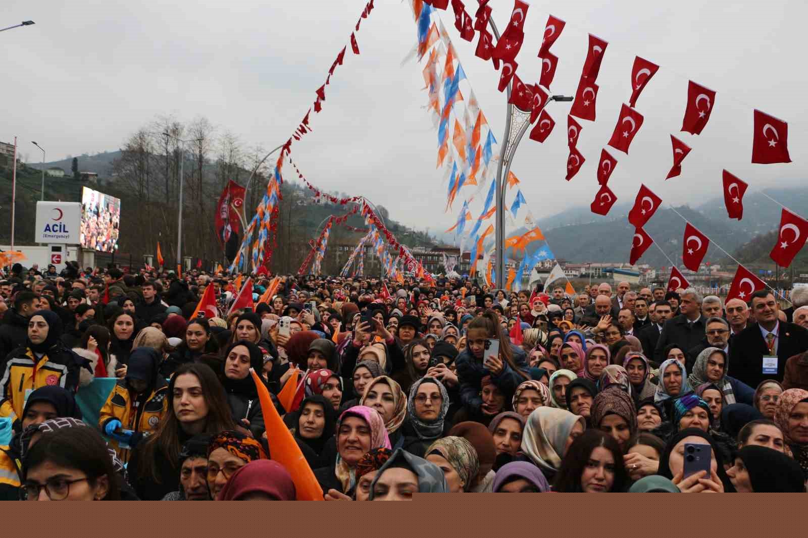 Cumhurbaşkanı Erdoğan: "Etrafımızda füzeler uçuşuyor ama ana muhalefetin umurunda bile değil"
