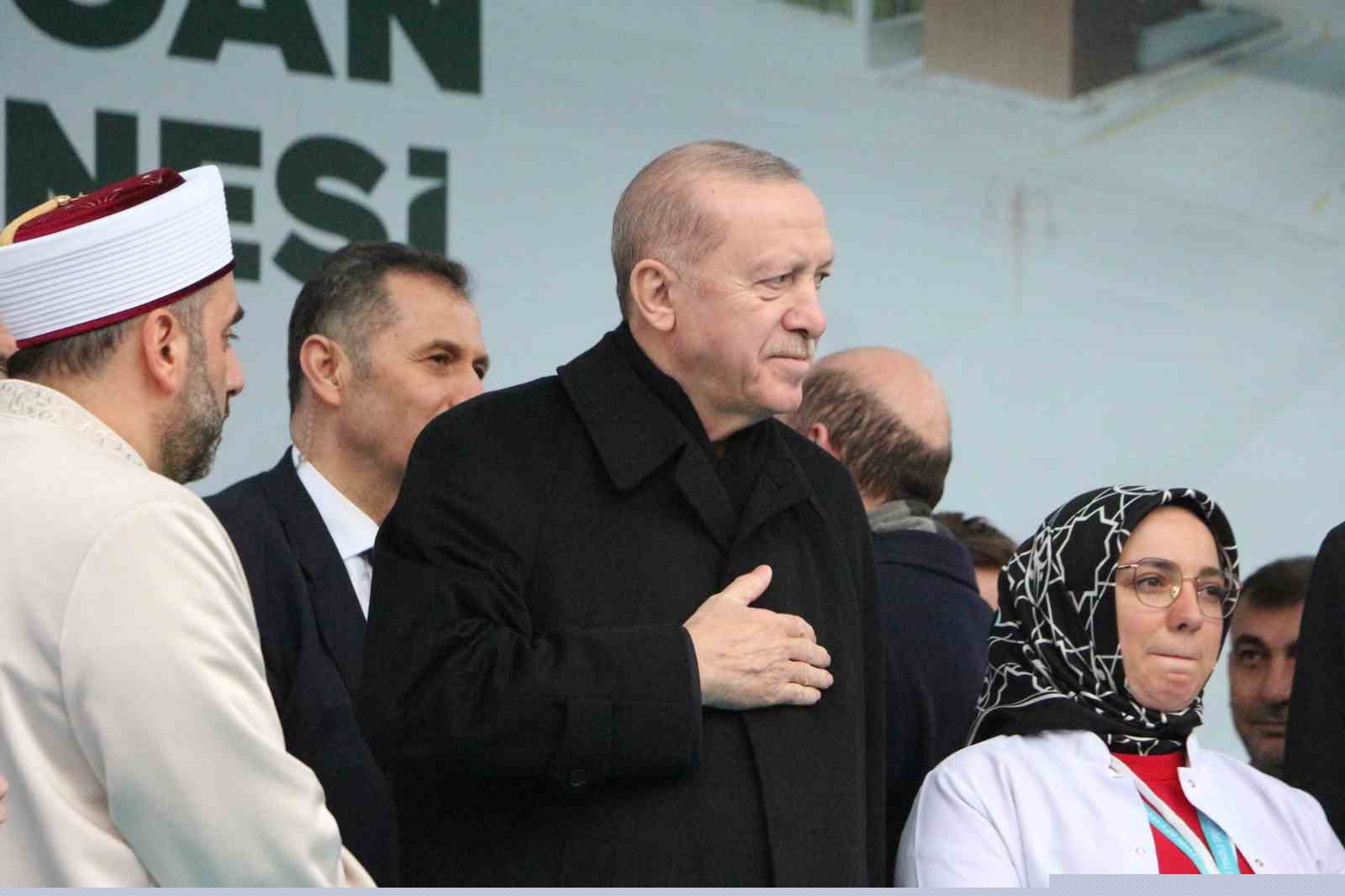 Cumhurbaşkanı Erdoğan: "Etrafımızda füzeler uçuşuyor ama ana muhalefetin umurunda bile değil"
