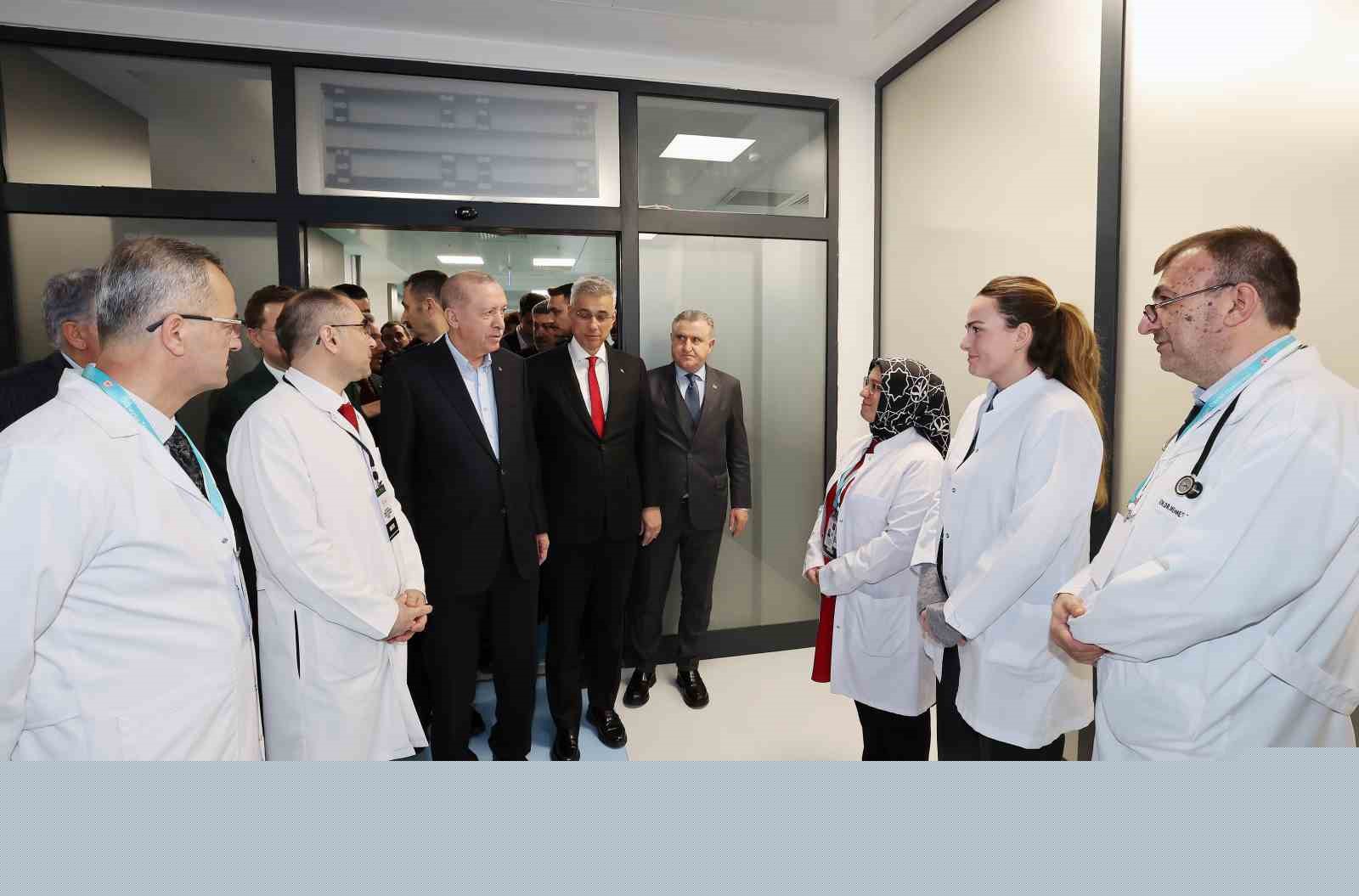 Cumhurbaşkanı Erdoğan: "Etrafımızda füzeler uçuşuyor ama ana muhalefetin umurunda bile değil"
