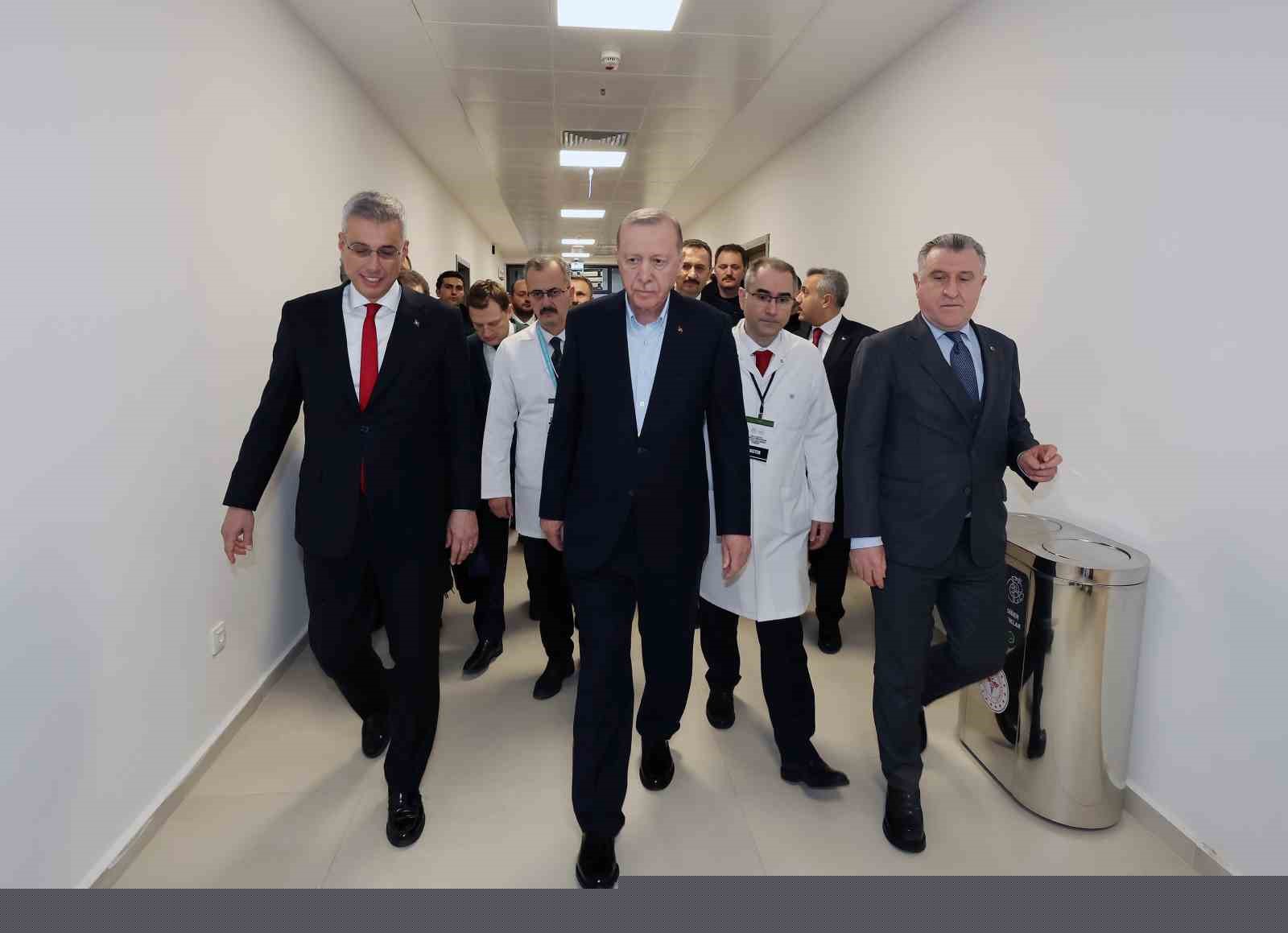 Cumhurbaşkanı Erdoğan: "Etrafımızda füzeler uçuşuyor ama ana muhalefetin umurunda bile değil"
