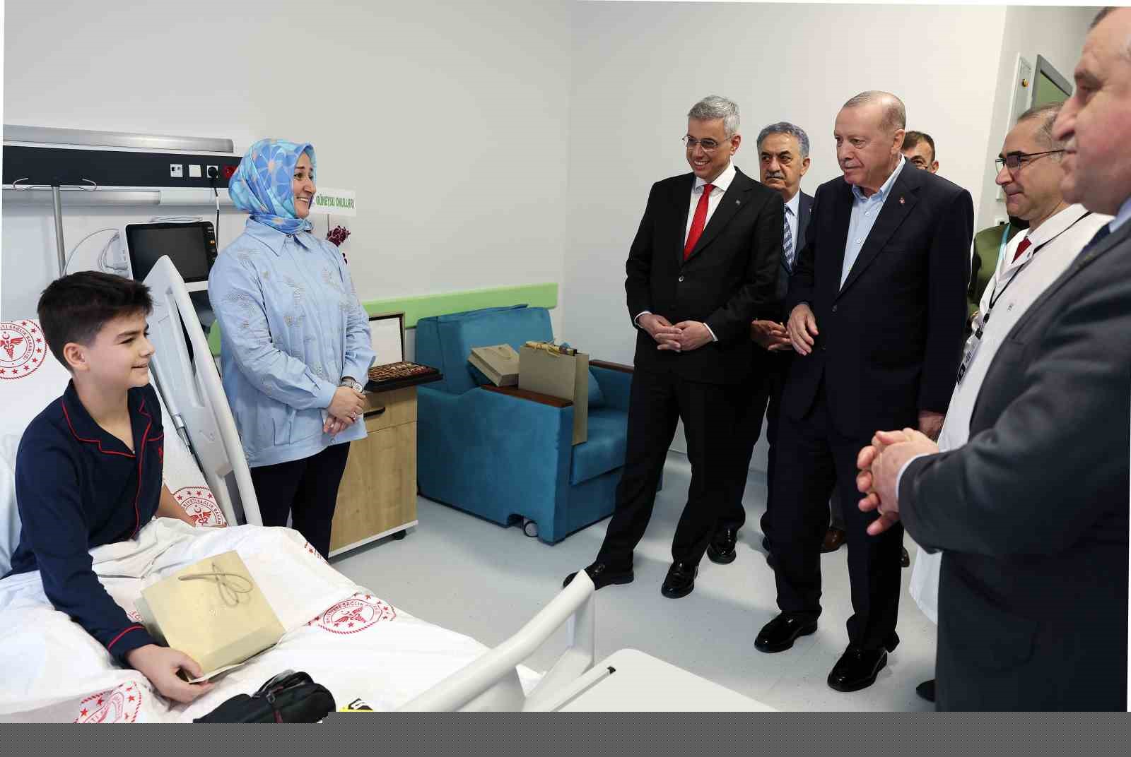 Cumhurbaşkanı Erdoğan: "Etrafımızda füzeler uçuşuyor ama ana muhalefetin umurunda bile değil"
