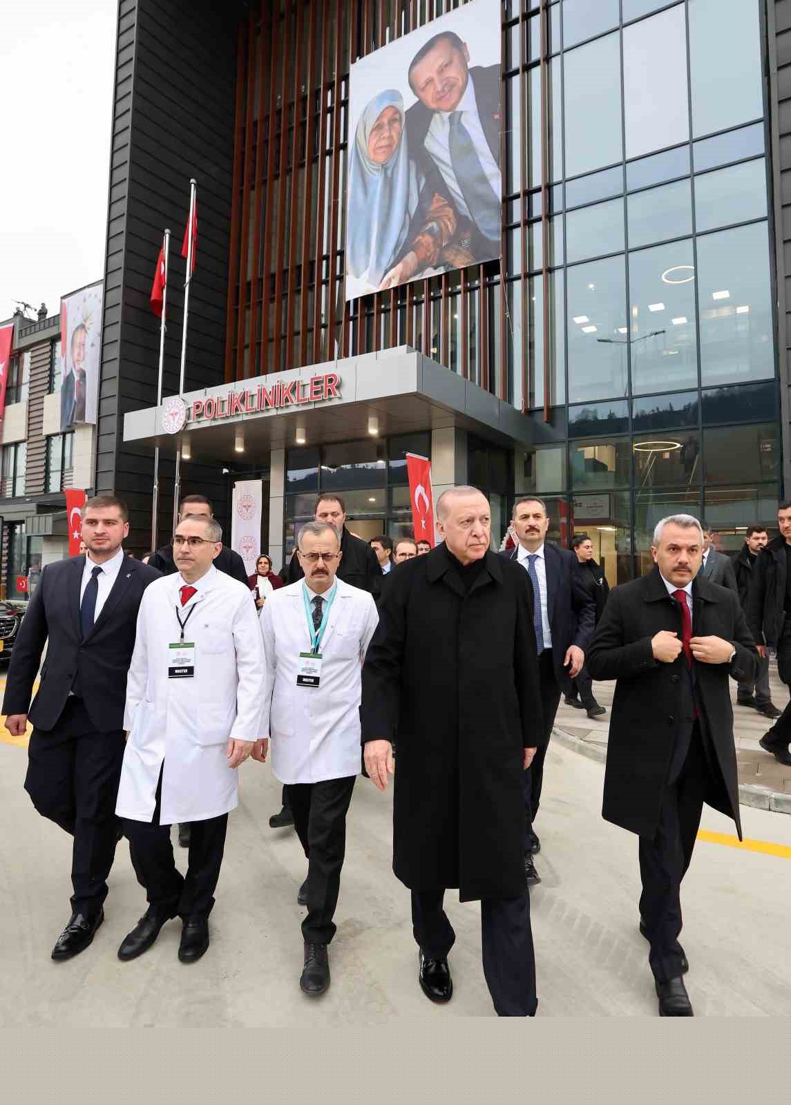 Cumhurbaşkanı Erdoğan: "Etrafımızda füzeler uçuşuyor ama ana muhalefetin umurunda bile değil"
