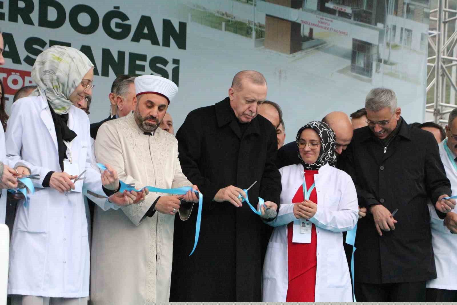 Cumhurbaşkanı Erdoğan: "Etrafımızda füzeler uçuşuyor ama ana muhalefetin umurunda bile değil"
