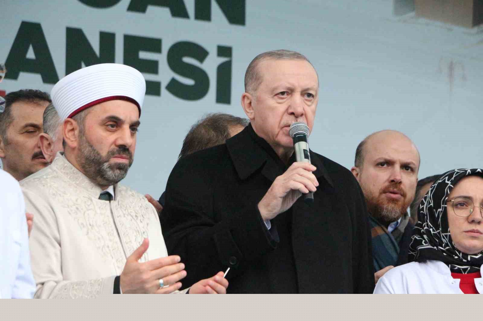 Cumhurbaşkanı Erdoğan: "Etrafımızda füzeler uçuşuyor ama ana muhalefetin umurunda bile değil"
