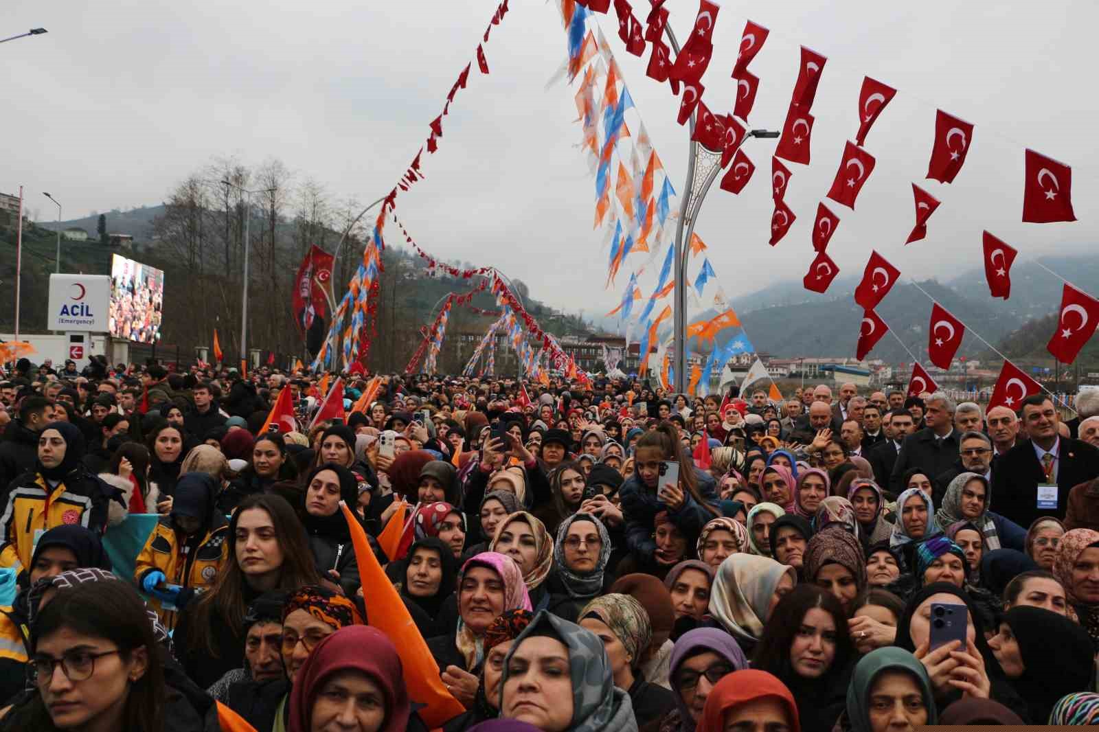 Cumhurbaşkanı Erdoğan: "Etrafımızda füzeler uçuşuyor ama ana muhalefetin umurunda bile değil"
