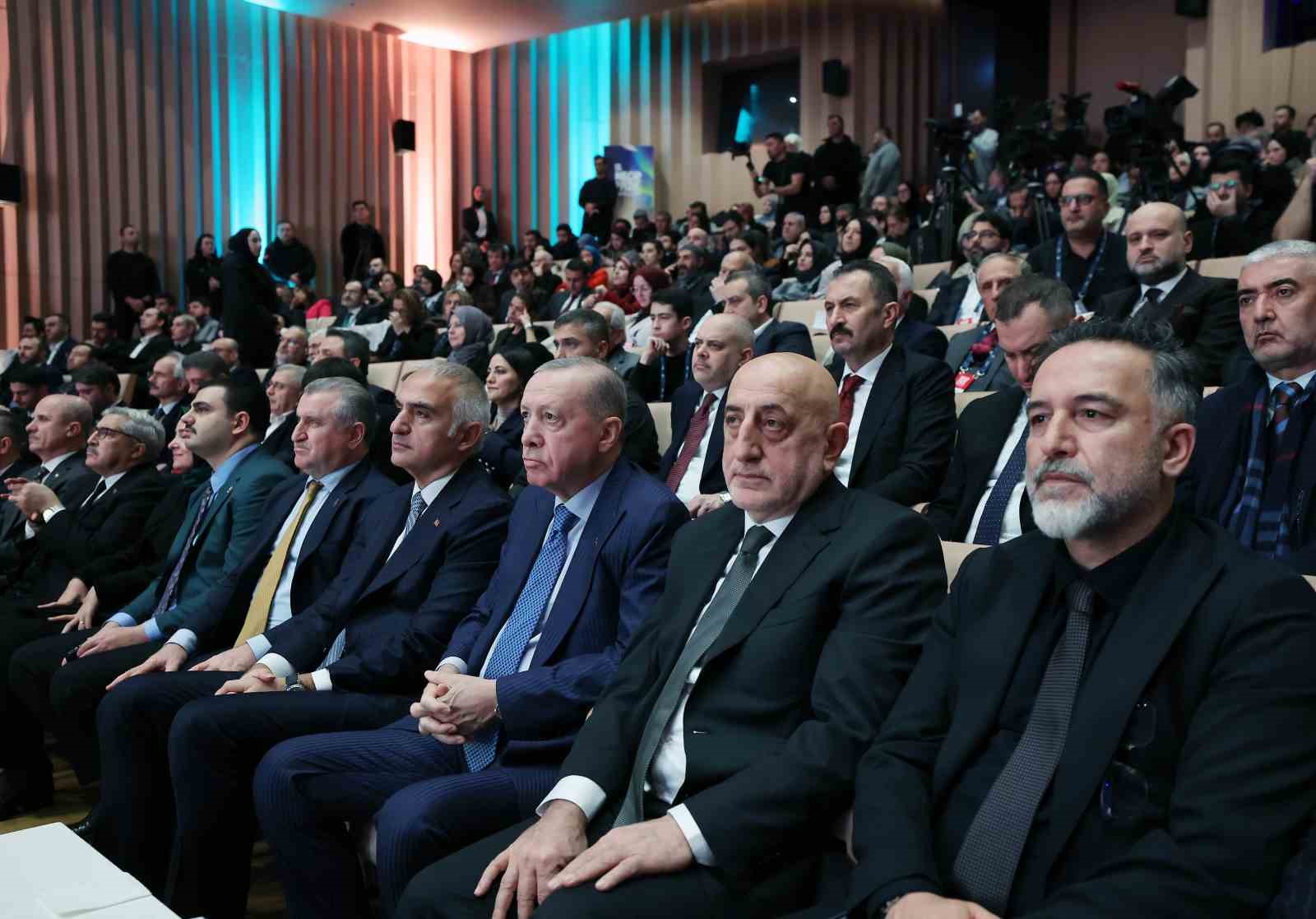 Cumhurbaşkanı Erdoğan: "Gazze’ye konteyner gönderelim diyoruz; ancak Netanyahu denilen bu zalim bu çağrılara asla kulak asmıyor"
Cumhurbaşkanı Erdoğan: "Gazze’ye konteyner gönderelim diyoruz; ancak Netanyahu denilen bu zalim bu çağrılara asla kulak asmıyor"