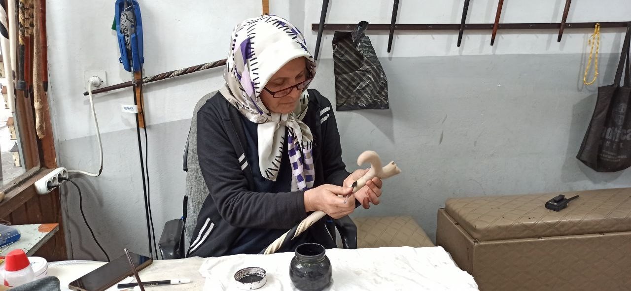 Cumhurbaşkanı Erdoğan hediye etti, asaletin simgesi Devrek bastonu yeniden gündem oldu
Cumhurbaşkanı Erdoğan hediye etti, asaletin simgesi Devrek bastonu yeniden gündem oldu