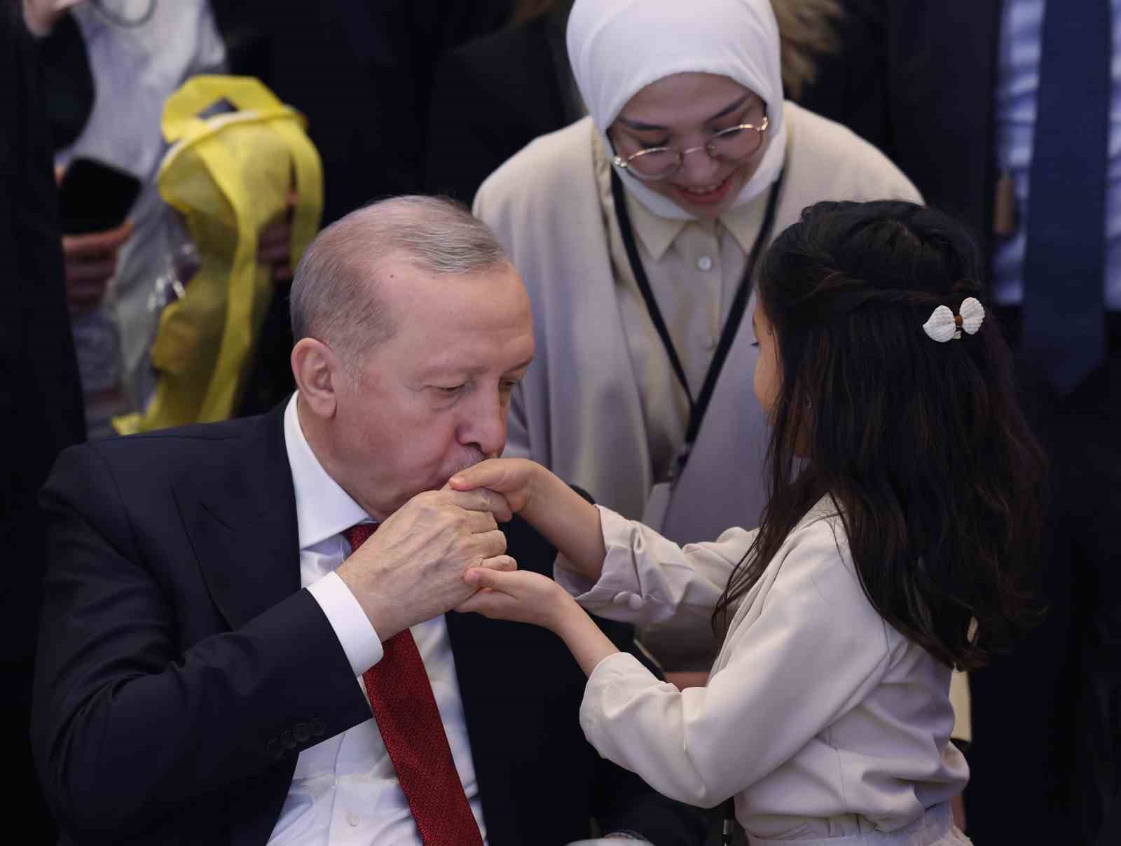 Cumhurbaşkanı Erdoğan: "Her kim, kadına ve çocuğa şiddet uyguluyorsa, zulmediyorsa insanlıktan nasibini almamış demektir"

