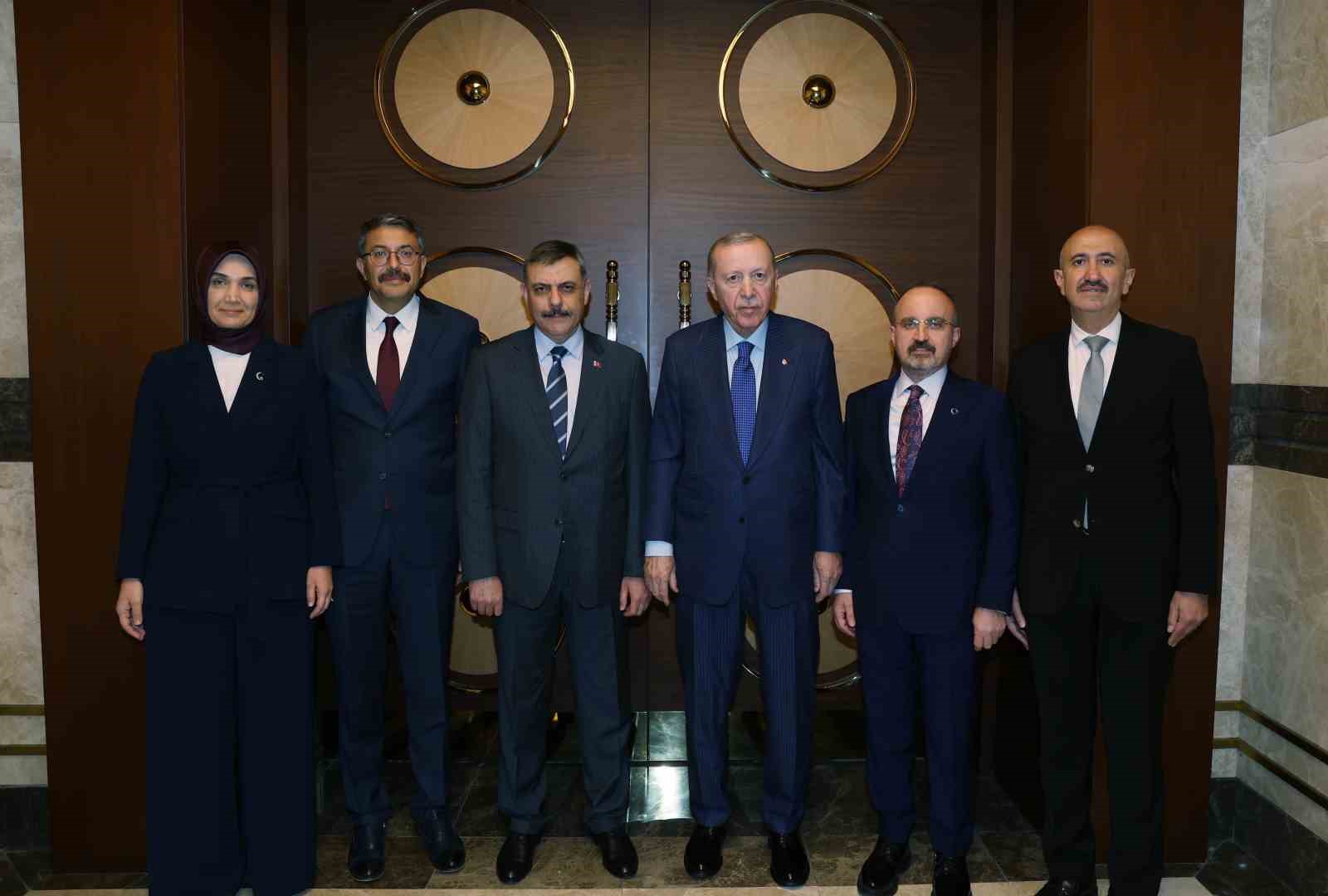 Cumhurbaşkanı Erdoğan: "Her oyunu bozacak, her komployu boşa çıkaracak hazırlığımız var"
Cumhurbaşkanı Erdoğan: "Her oyunu bozacak, her komployu boşa çıkaracak hazırlığımız var"