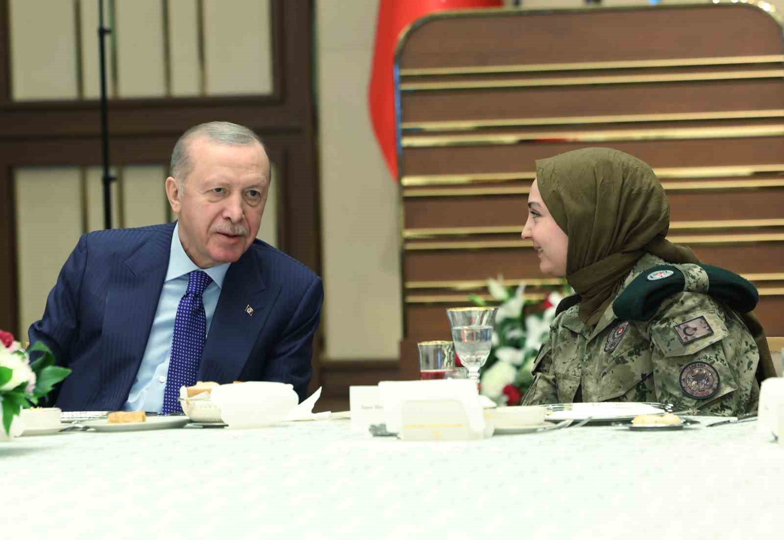 Cumhurbaşkanı Erdoğan: "Her oyunu bozacak, her komployu boşa çıkaracak hazırlığımız var"
Cumhurbaşkanı Erdoğan: "Her oyunu bozacak, her komployu boşa çıkaracak hazırlığımız var"