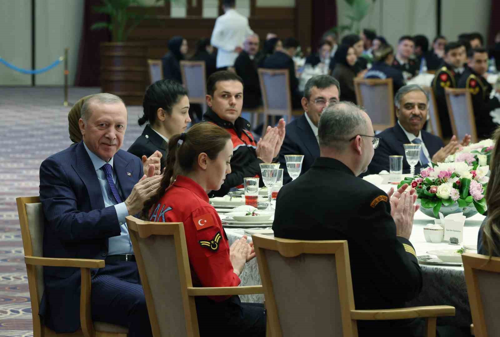 Cumhurbaşkanı Erdoğan: "Her oyunu bozacak, her komployu boşa çıkaracak hazırlığımız var"
Cumhurbaşkanı Erdoğan: "Her oyunu bozacak, her komployu boşa çıkaracak hazırlığımız var"