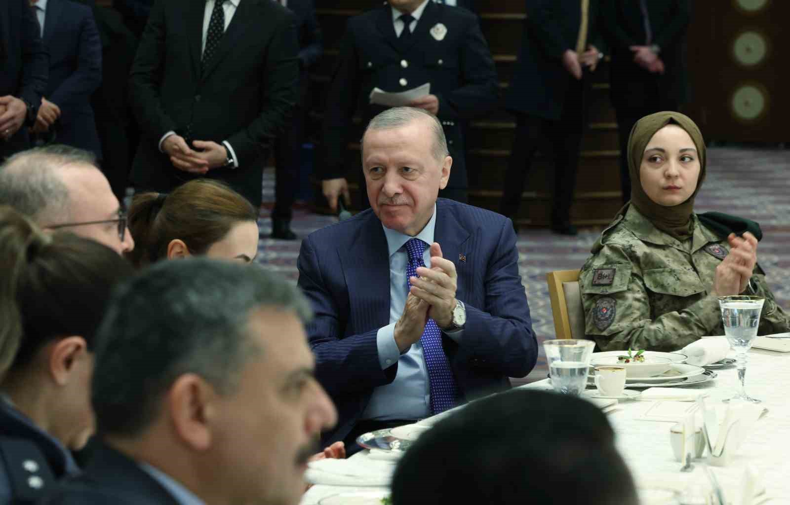 Cumhurbaşkanı Erdoğan: "Her oyunu bozacak, her komployu boşa çıkaracak hazırlığımız var"
Cumhurbaşkanı Erdoğan: "Her oyunu bozacak, her komployu boşa çıkaracak hazırlığımız var"