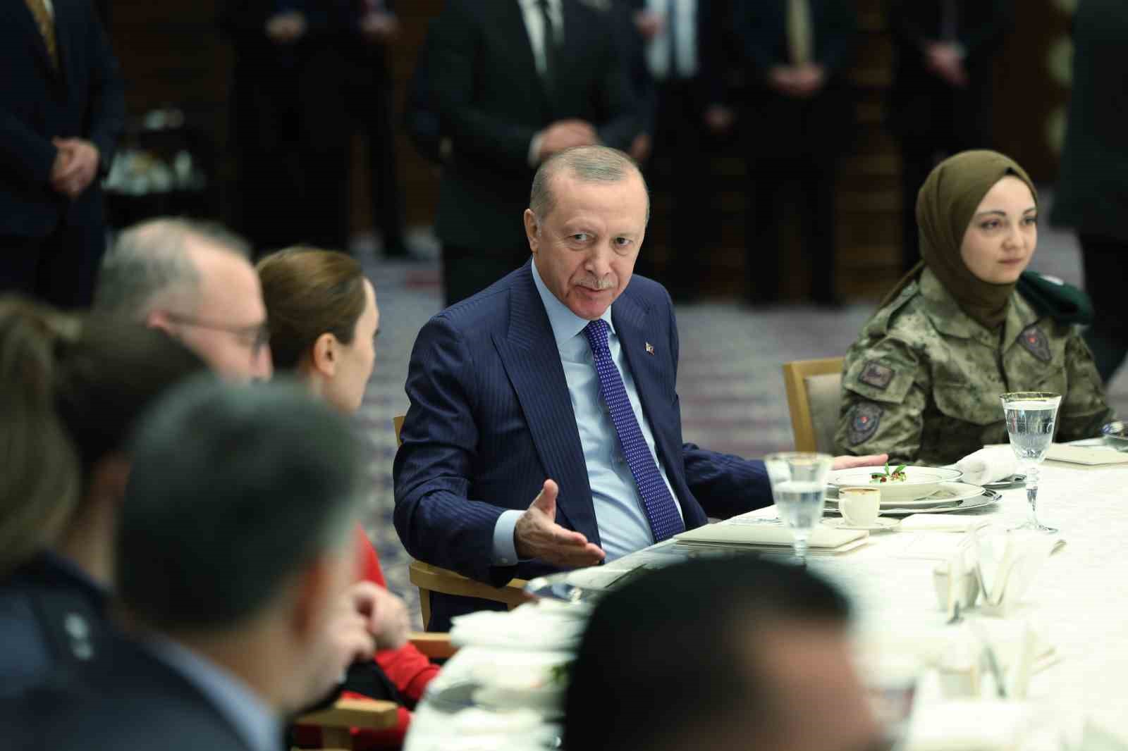 Cumhurbaşkanı Erdoğan: "Her oyunu bozacak, her komployu boşa çıkaracak hazırlığımız var"
Cumhurbaşkanı Erdoğan: "Her oyunu bozacak, her komployu boşa çıkaracak hazırlığımız var"