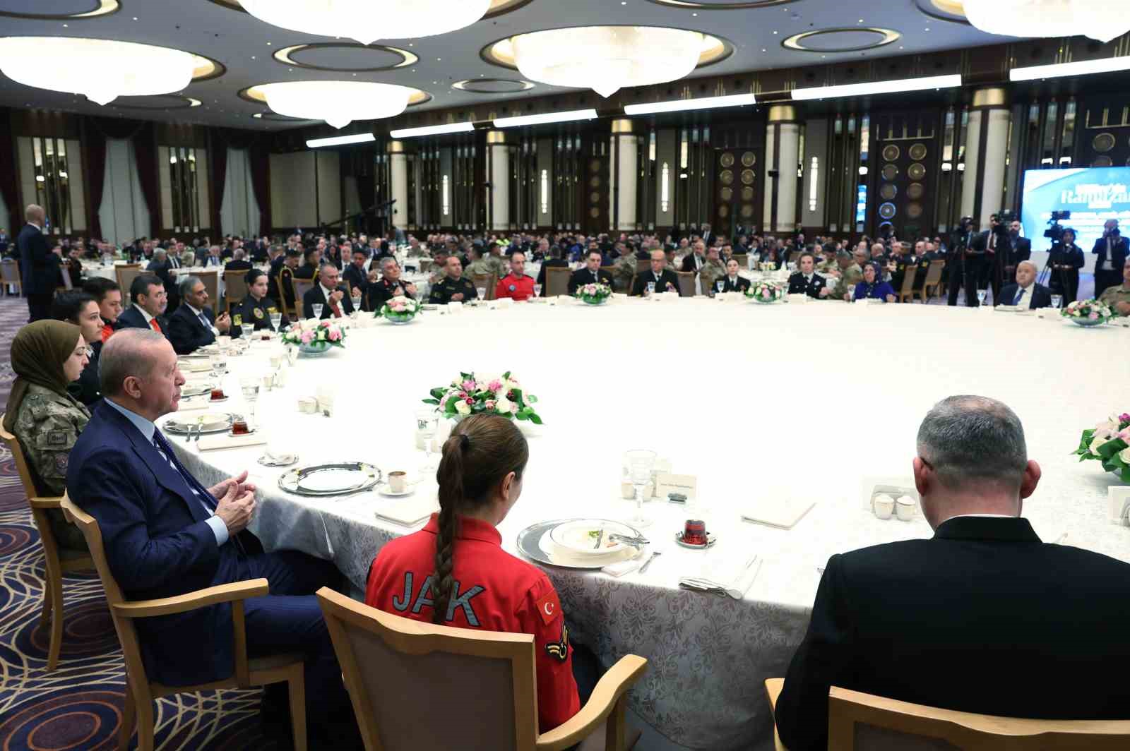 Cumhurbaşkanı Erdoğan: "Her oyunu bozacak, her komployu boşa çıkaracak hazırlığımız var"
Cumhurbaşkanı Erdoğan: "Her oyunu bozacak, her komployu boşa çıkaracak hazırlığımız var"