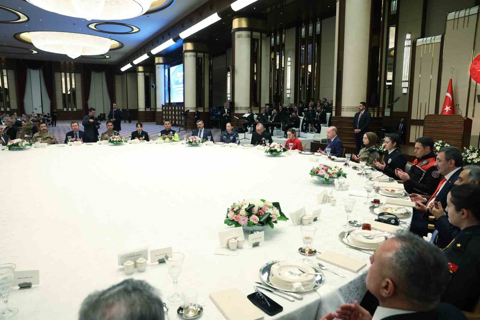 Cumhurbaşkanı Erdoğan: "Her oyunu bozacak, her komployu boşa çıkaracak hazırlığımız var"
Cumhurbaşkanı Erdoğan: "Her oyunu bozacak, her komployu boşa çıkaracak hazırlığımız var"