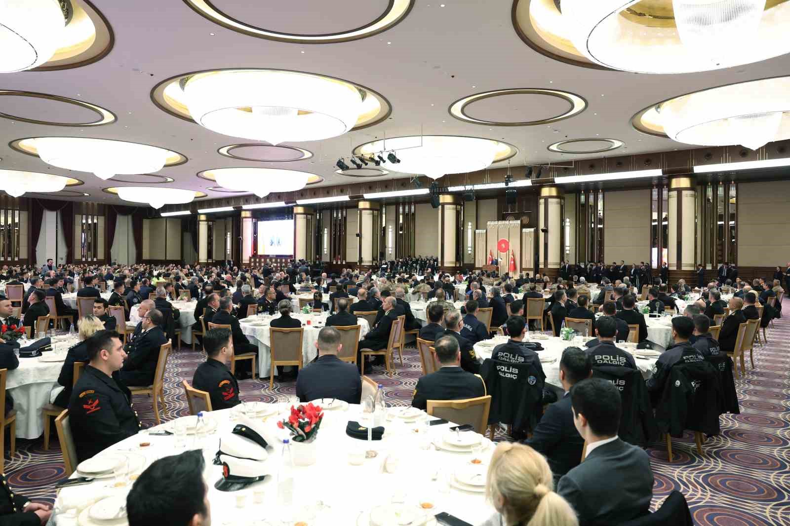 Cumhurbaşkanı Erdoğan: "Her oyunu bozacak, her komployu boşa çıkaracak hazırlığımız var"
Cumhurbaşkanı Erdoğan: "Her oyunu bozacak, her komployu boşa çıkaracak hazırlığımız var"