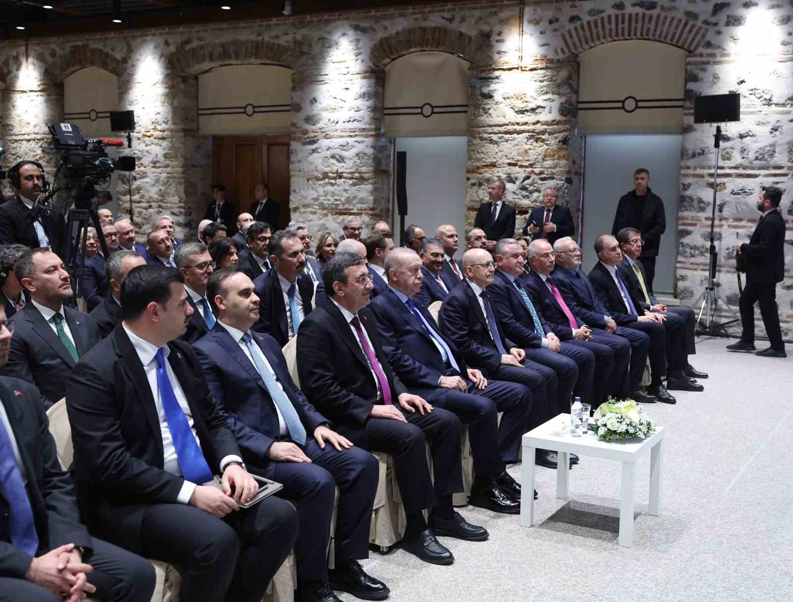 Cumhurbaşkanı Erdoğan: "İmalatçı ihracatçılarımızda vergiyi yüzde 9’a indiriyoruz"
