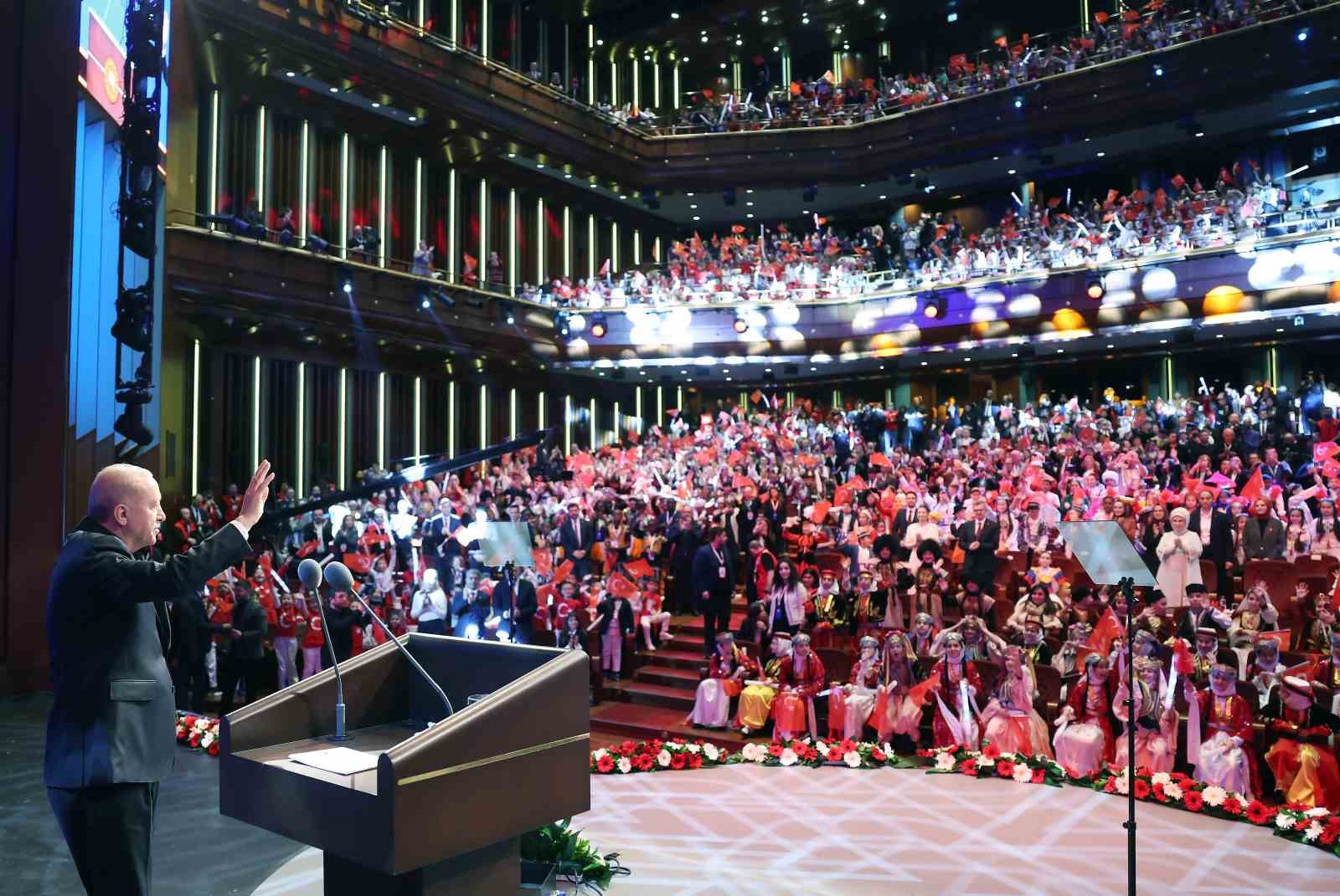 Cumhurbaşkanı Erdoğan: "İnsanlık zincirinin ebediyet halkası olan siz çocuklarımız geleceğimizi şekillendireceksiniz"
