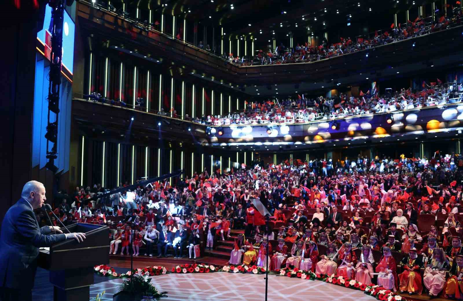 Cumhurbaşkanı Erdoğan: "İnsanlık zincirinin ebediyet halkası olan siz çocuklarımız geleceğimizi şekillendireceksiniz"
