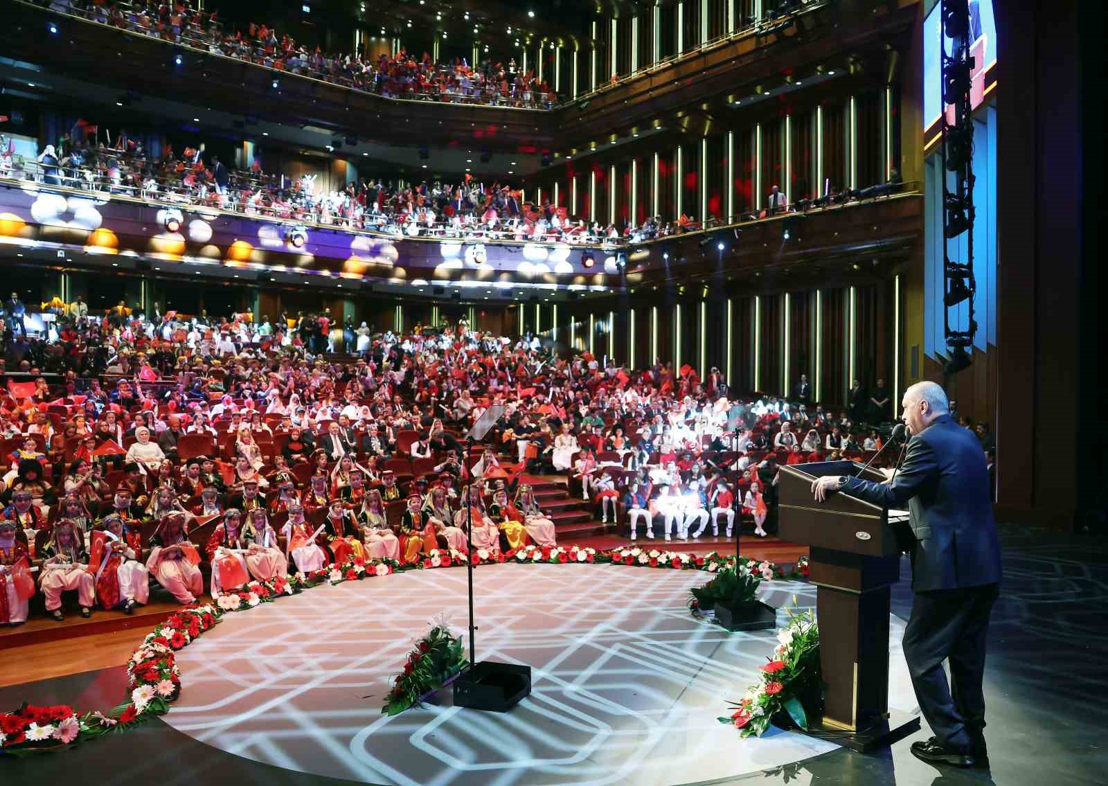 Cumhurbaşkanı Erdoğan: "İnsanlık zincirinin ebediyet halkası olan siz çocuklarımız geleceğimizi şekillendireceksiniz"
