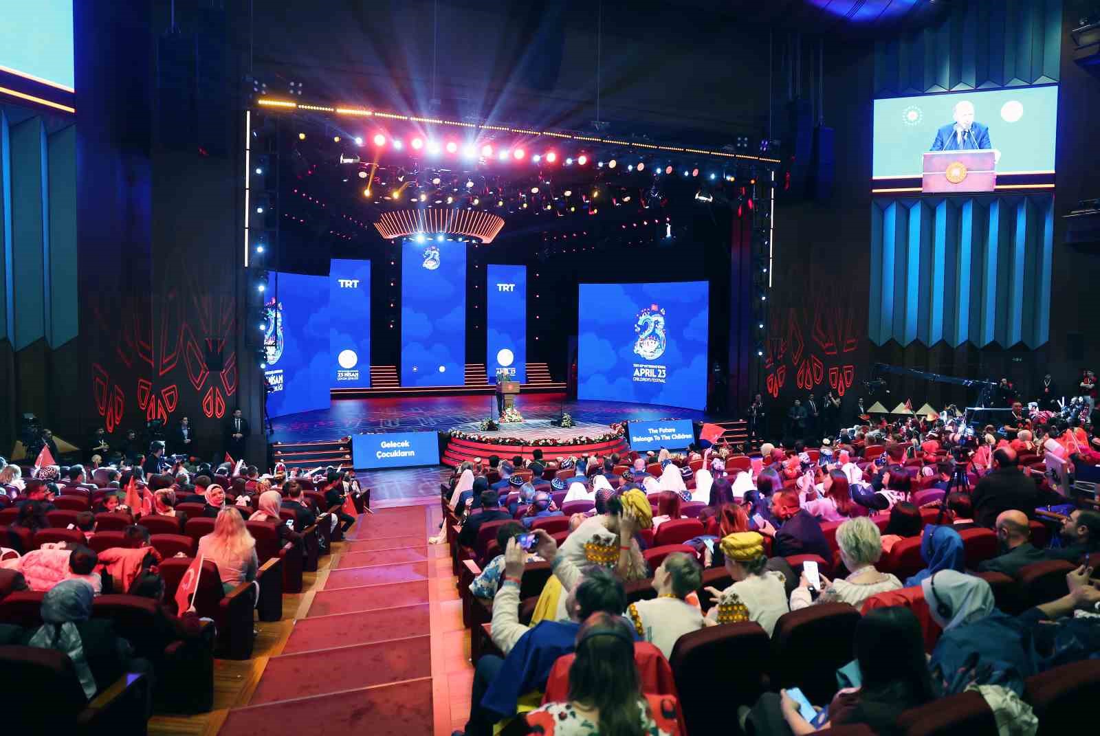 Cumhurbaşkanı Erdoğan: "İnsanlık zincirinin ebediyet halkası olan siz çocuklarımız geleceğimizi şekillendireceksiniz"
