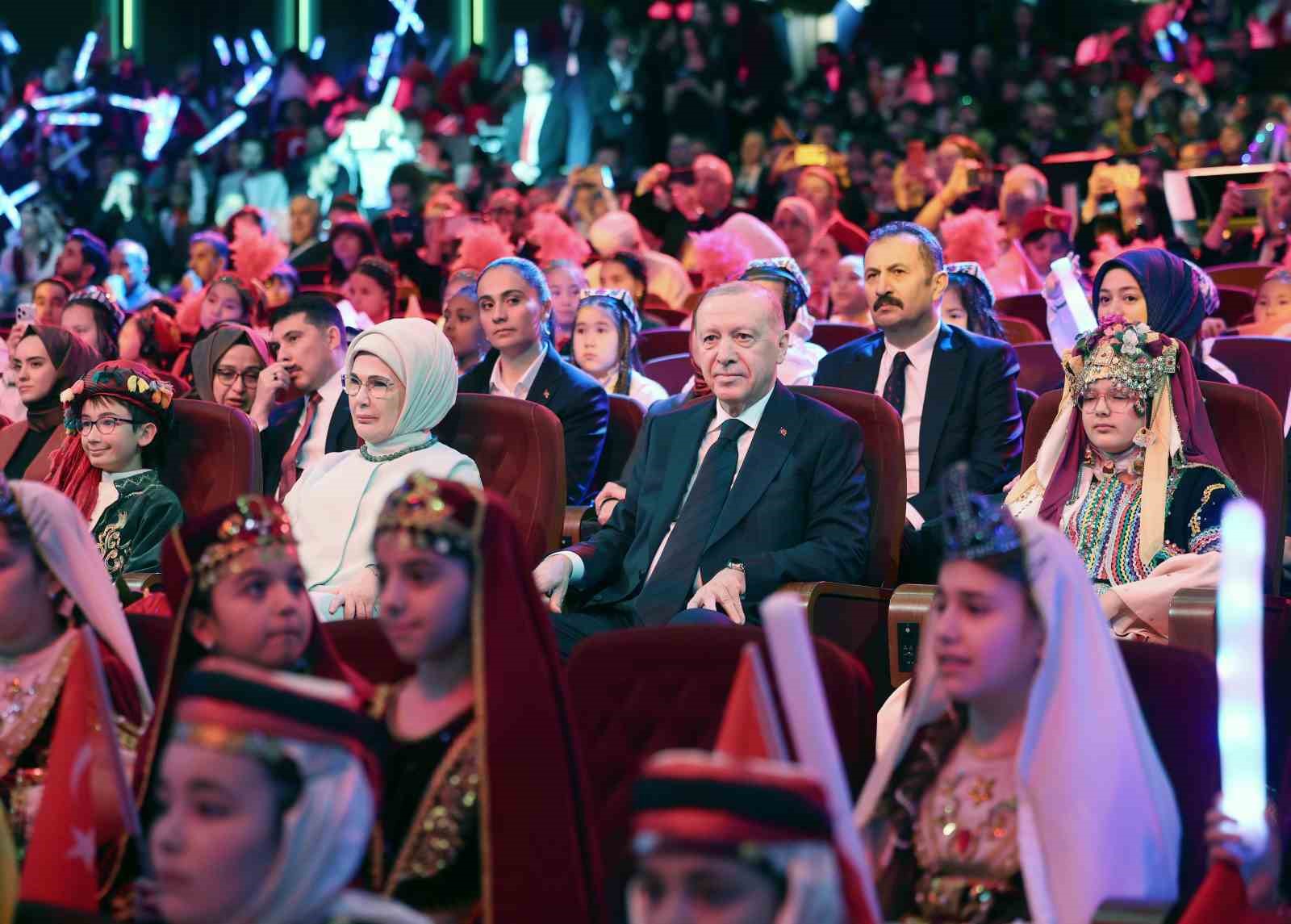 Cumhurbaşkanı Erdoğan: "İnsanlık zincirinin ebediyet halkası olan siz çocuklarımız geleceğimizi şekillendireceksiniz"
