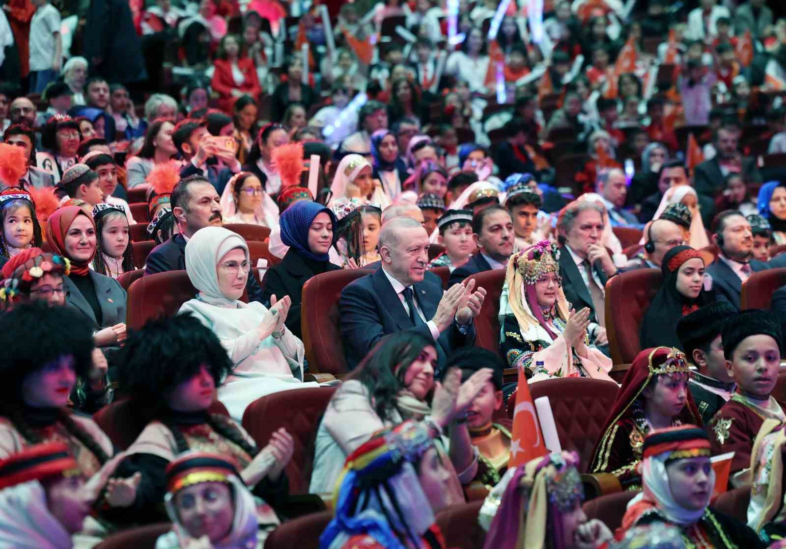 Cumhurbaşkanı Erdoğan: "İnsanlık zincirinin ebediyet halkası olan siz çocuklarımız geleceğimizi şekillendireceksiniz"
