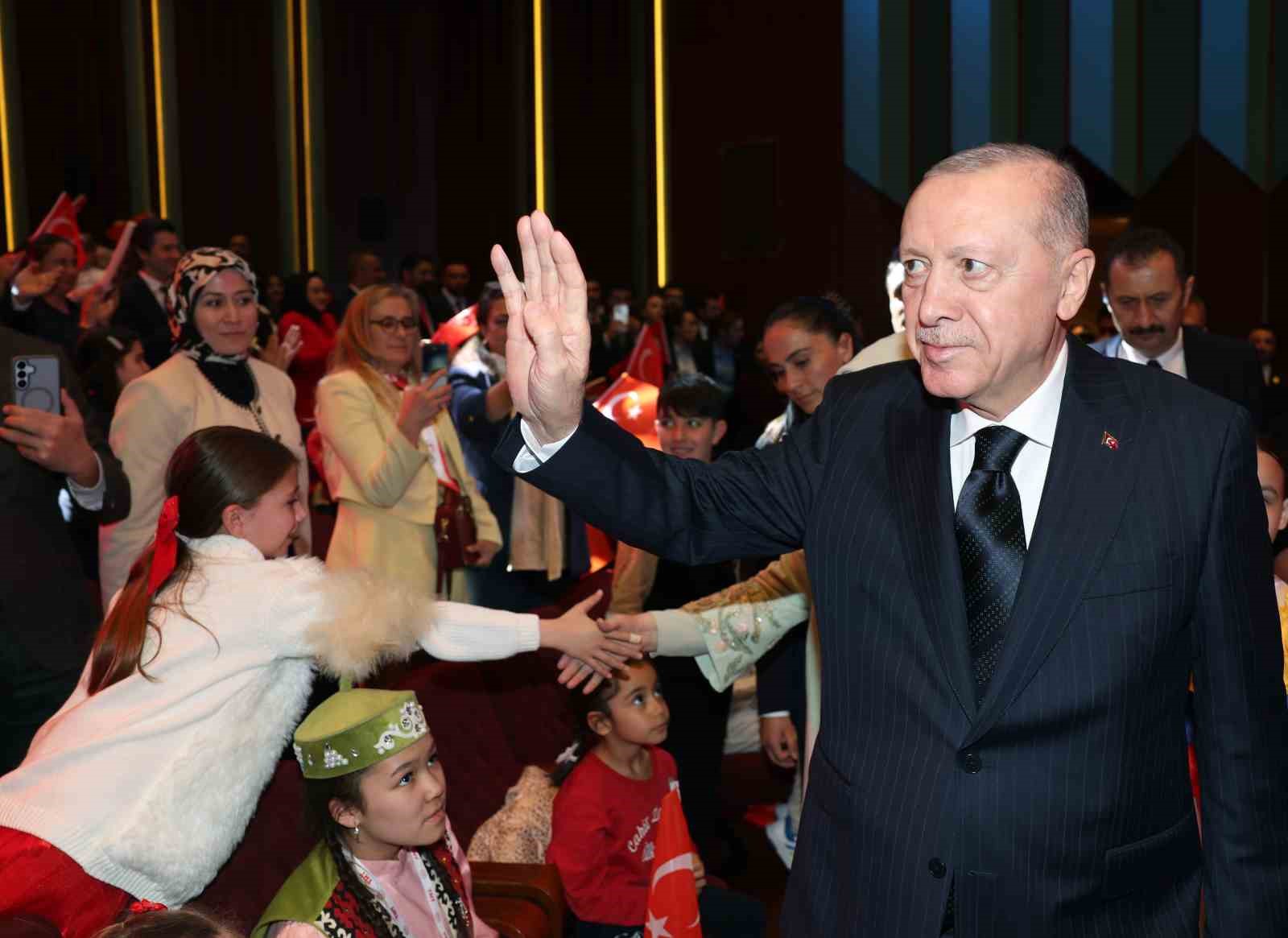 Cumhurbaşkanı Erdoğan: "İnsanlık zincirinin ebediyet halkası olan siz çocuklarımız geleceğimizi şekillendireceksiniz"
