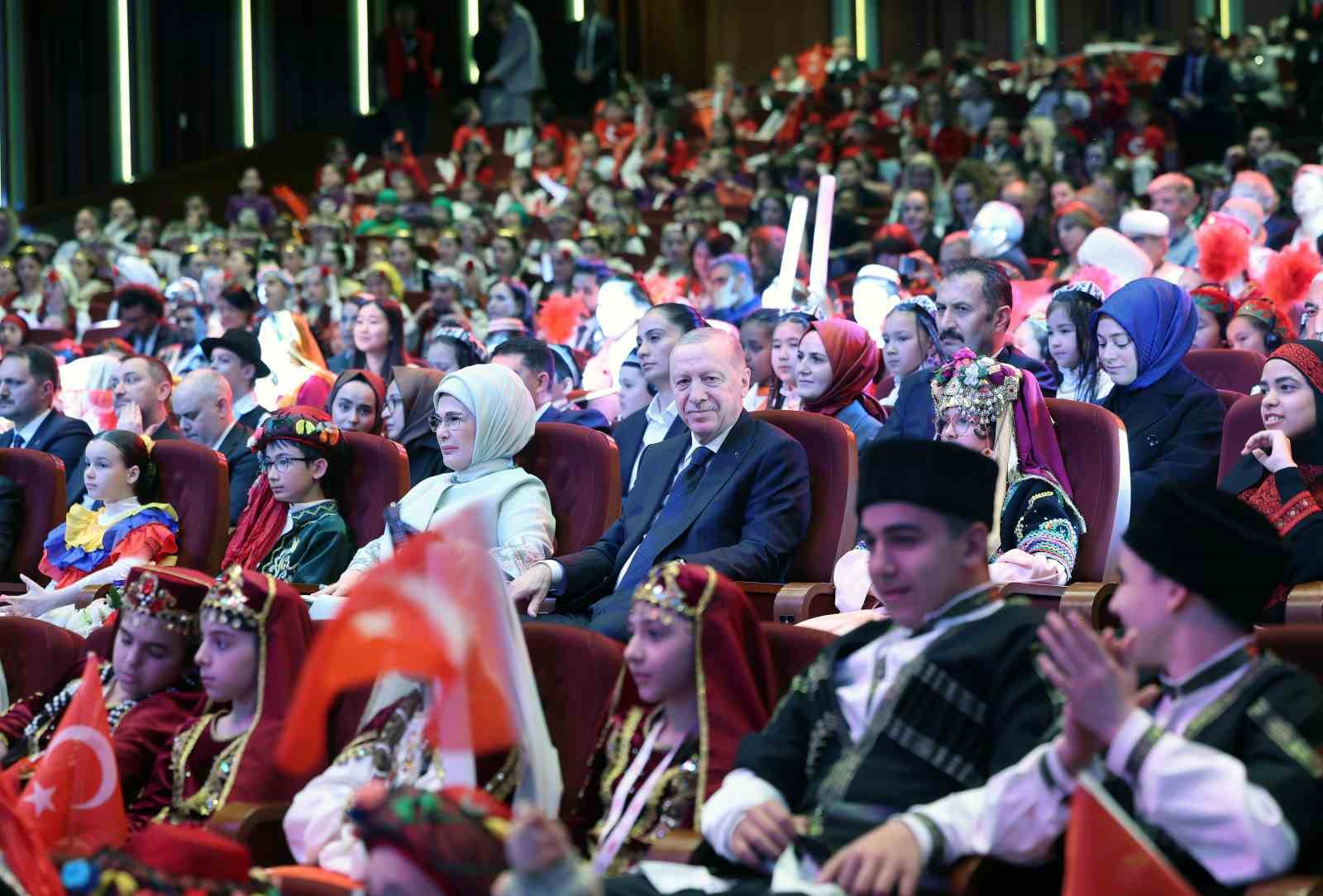 Cumhurbaşkanı Erdoğan: "İnsanlık zincirinin ebediyet halkası olan siz çocuklarımız geleceğimizi şekillendireceksiniz"
