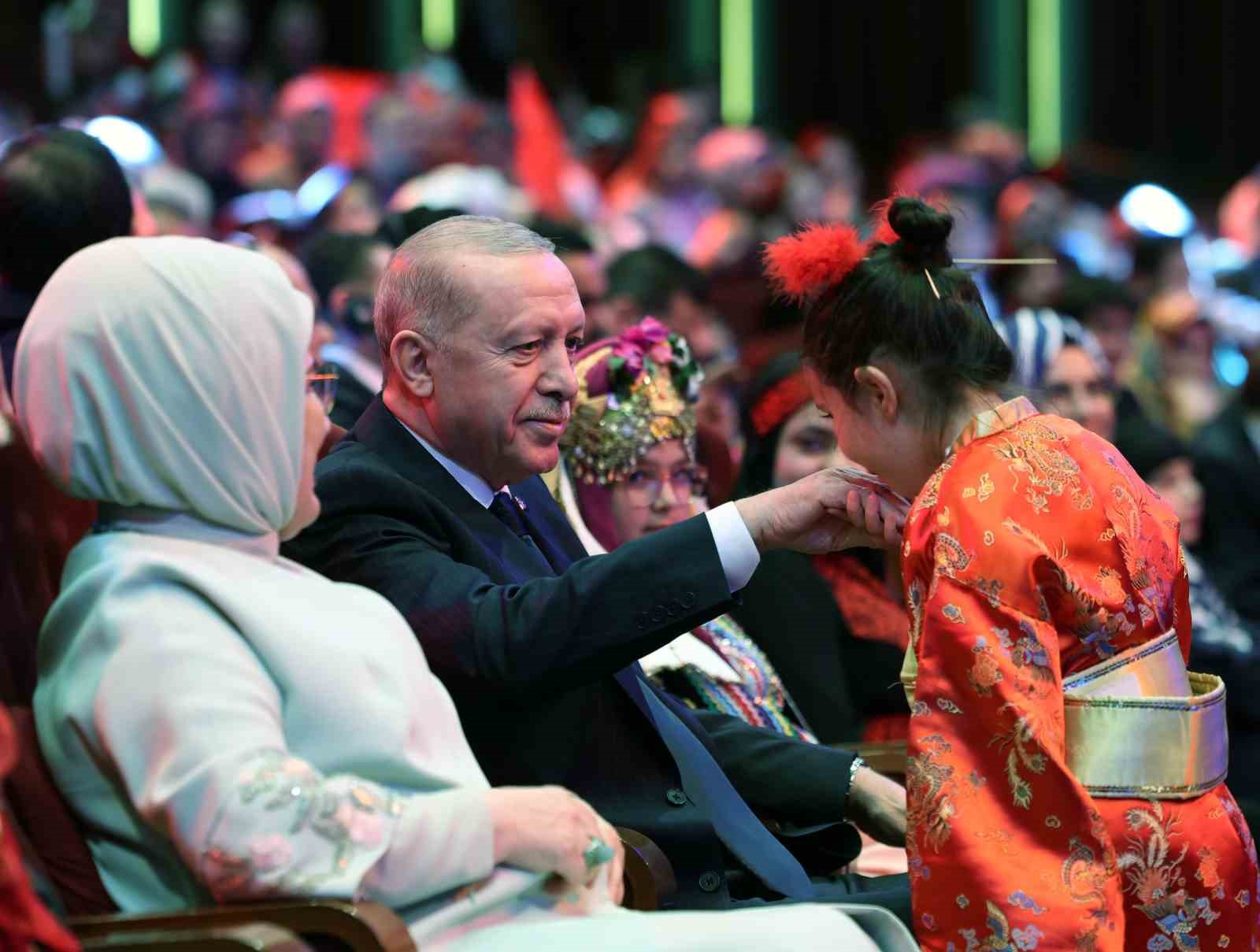 Cumhurbaşkanı Erdoğan: "İnsanlık zincirinin ebediyet halkası olan siz çocuklarımız geleceğimizi şekillendireceksiniz"
