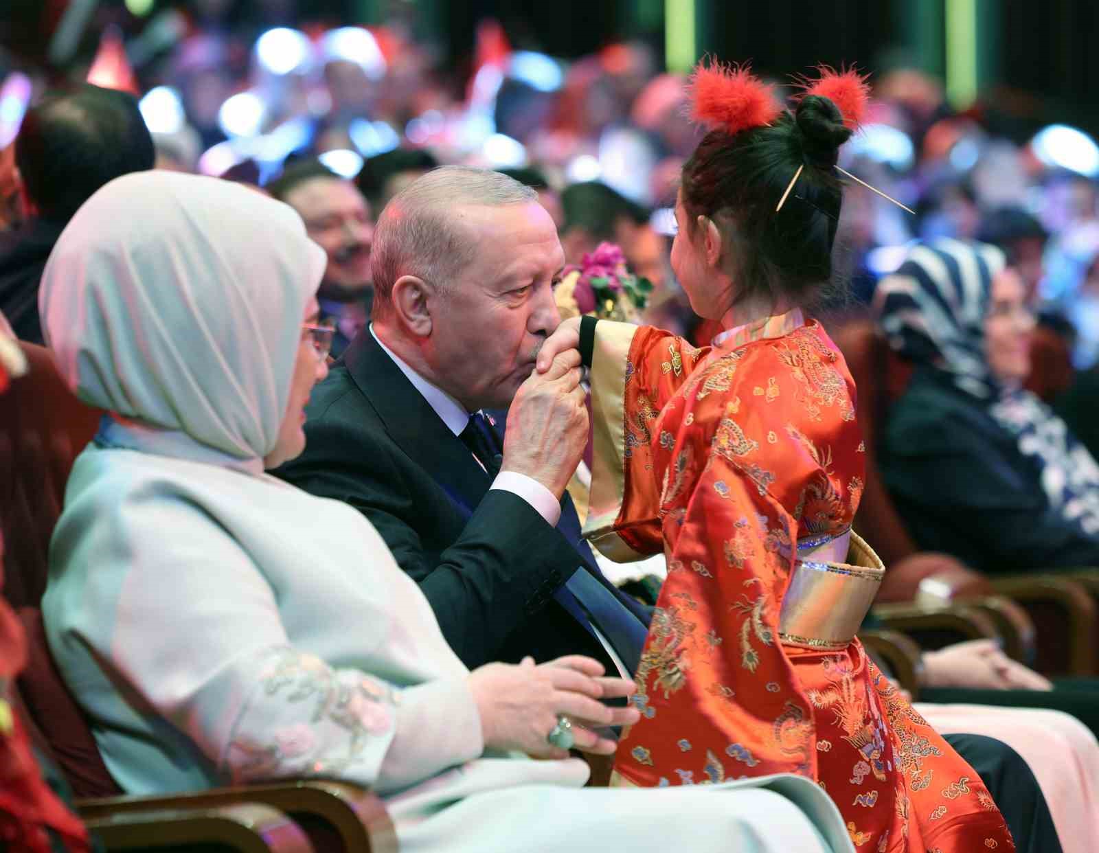 Cumhurbaşkanı Erdoğan: "İnsanlık zincirinin ebediyet halkası olan siz çocuklarımız geleceğimizi şekillendireceksiniz"
