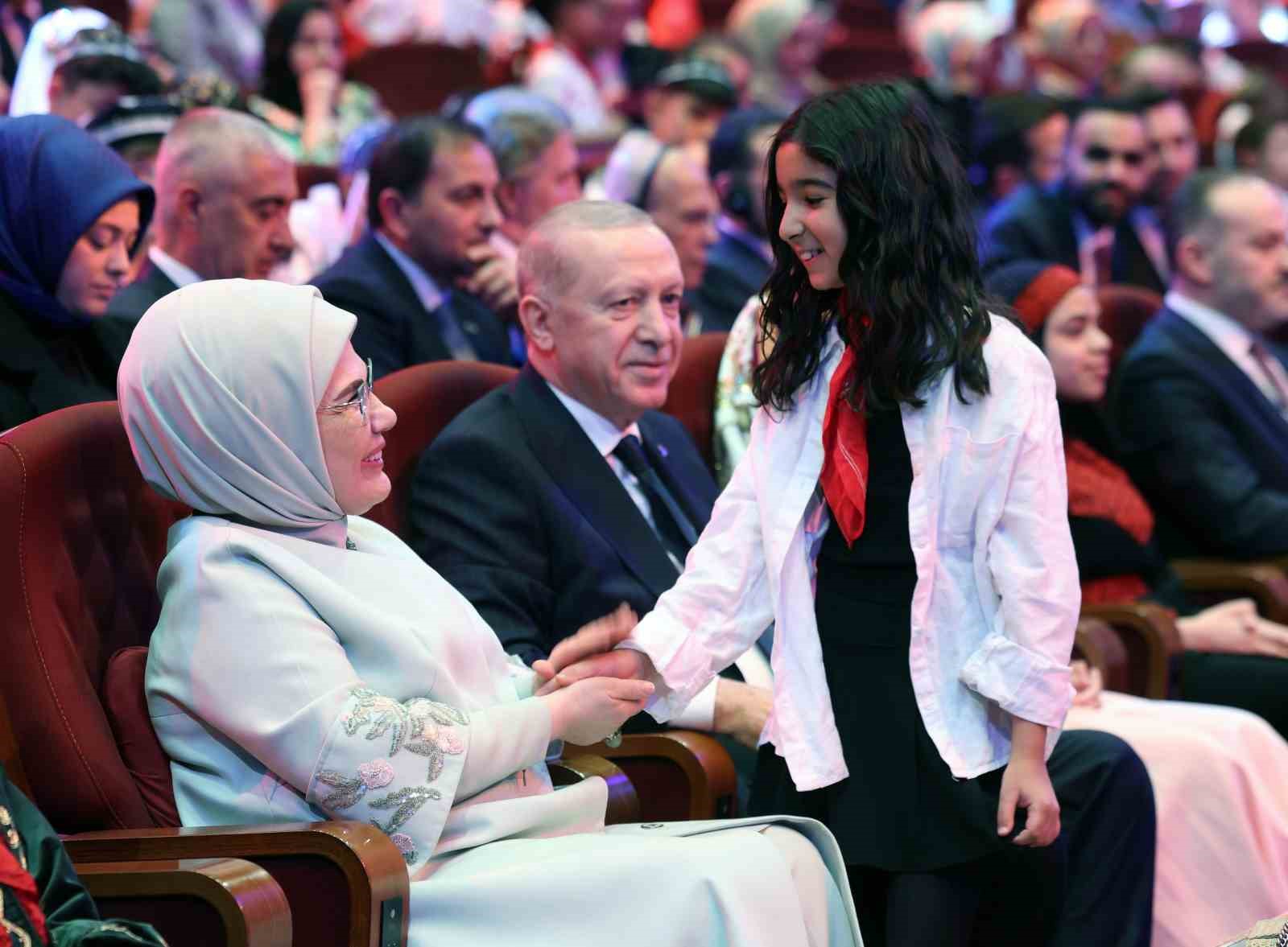 Cumhurbaşkanı Erdoğan: "İnsanlık zincirinin ebediyet halkası olan siz çocuklarımız geleceğimizi şekillendireceksiniz"
