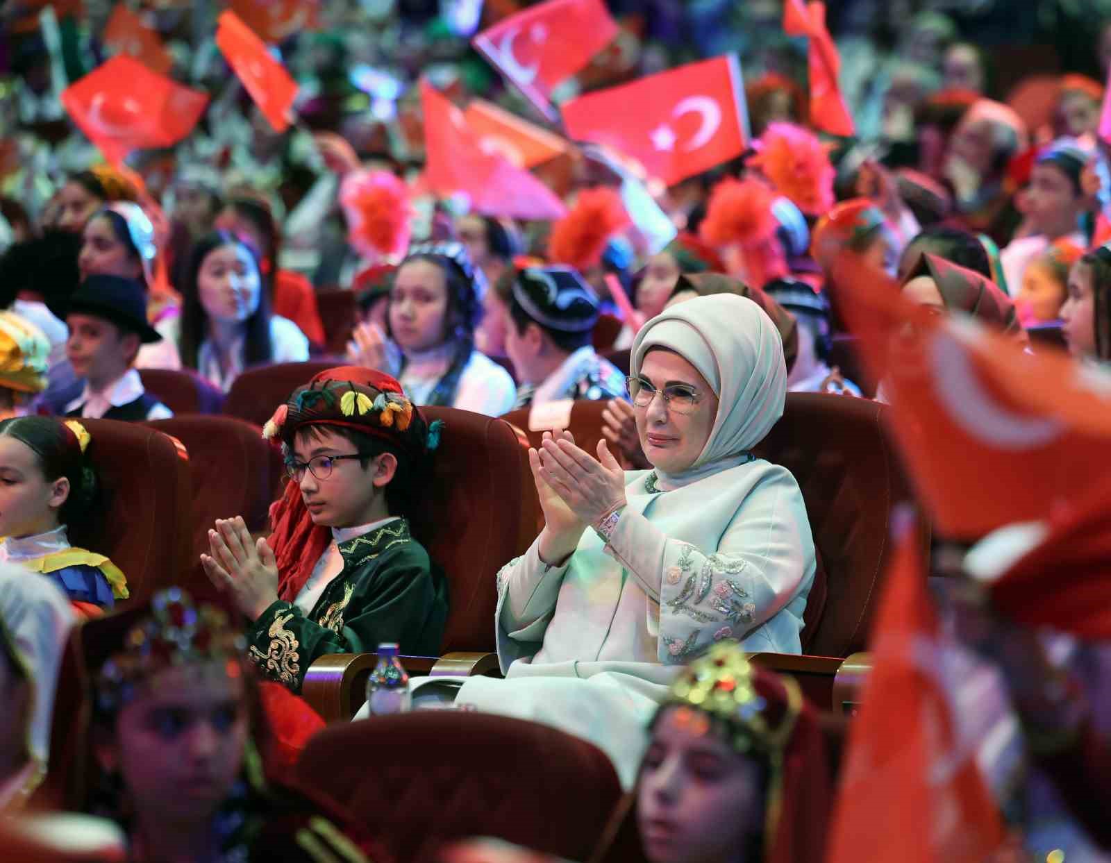 Cumhurbaşkanı Erdoğan: "İnsanlık zincirinin ebediyet halkası olan siz çocuklarımız geleceğimizi şekillendireceksiniz"
