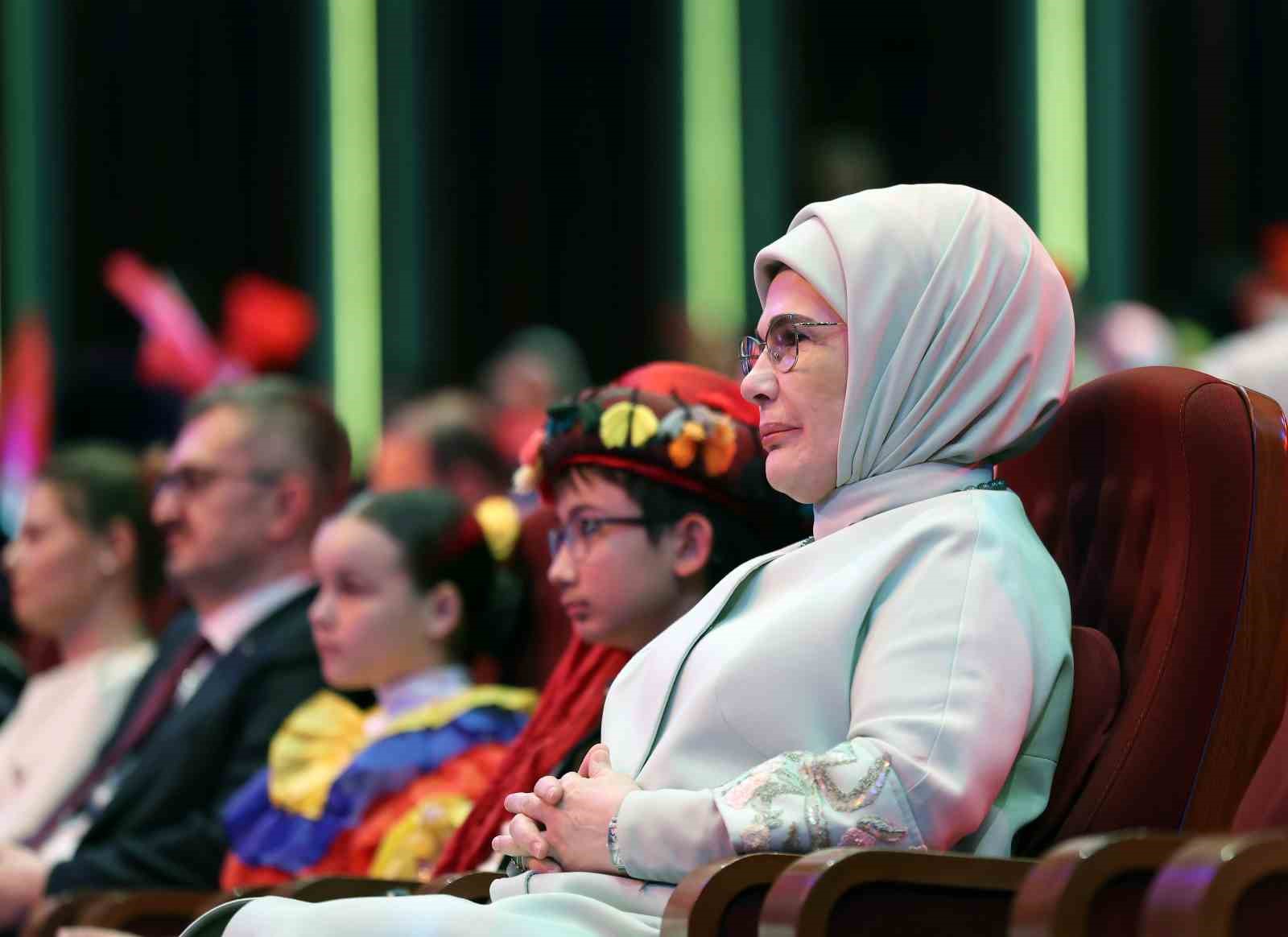 Cumhurbaşkanı Erdoğan: "İnsanlık zincirinin ebediyet halkası olan siz çocuklarımız geleceğimizi şekillendireceksiniz"
