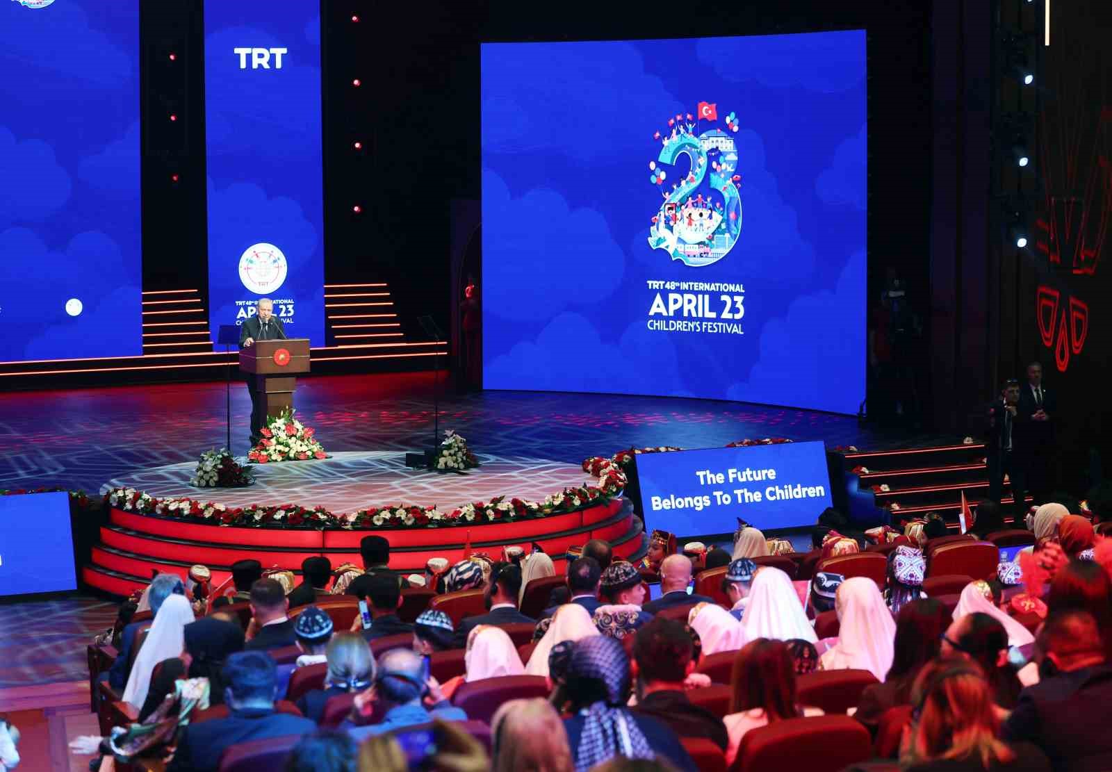 Cumhurbaşkanı Erdoğan: "İnsanlık zincirinin ebediyet halkası olan siz çocuklarımız geleceğimizi şekillendireceksiniz"
