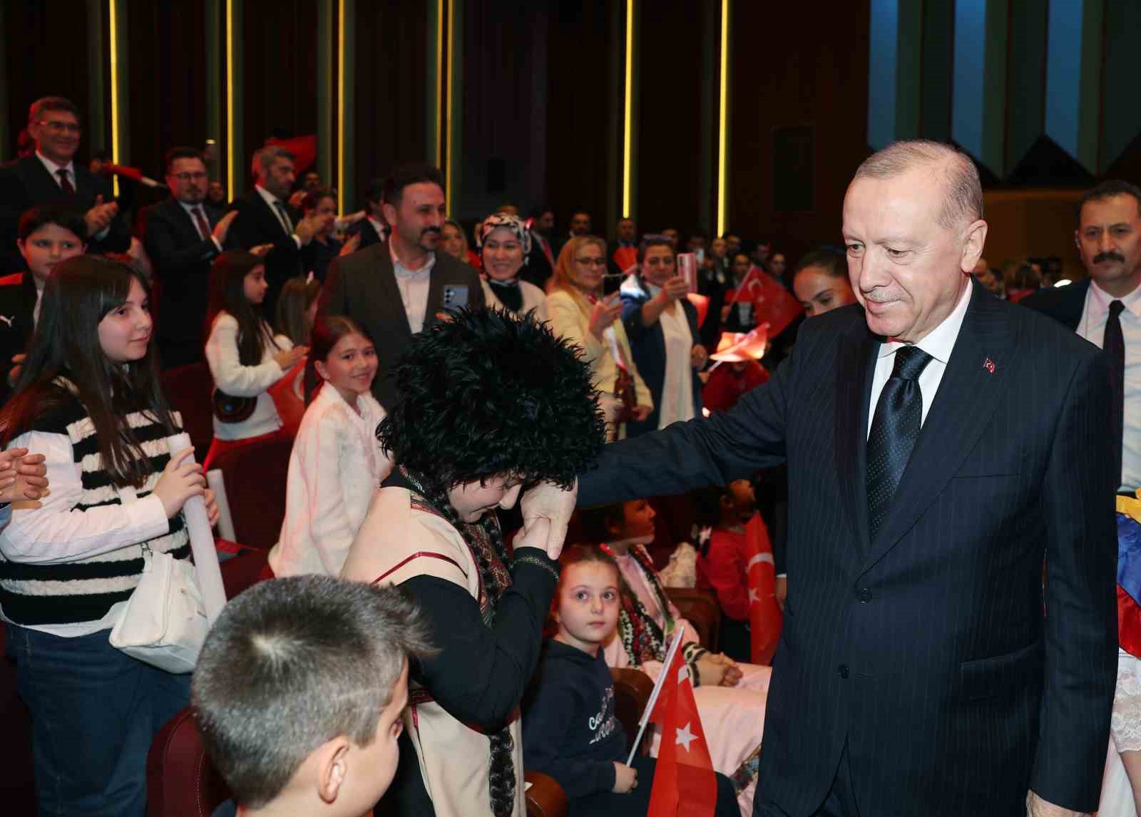 Cumhurbaşkanı Erdoğan: "İnsanlık zincirinin ebediyet halkası olan siz çocuklarımız geleceğimizi şekillendireceksiniz"
