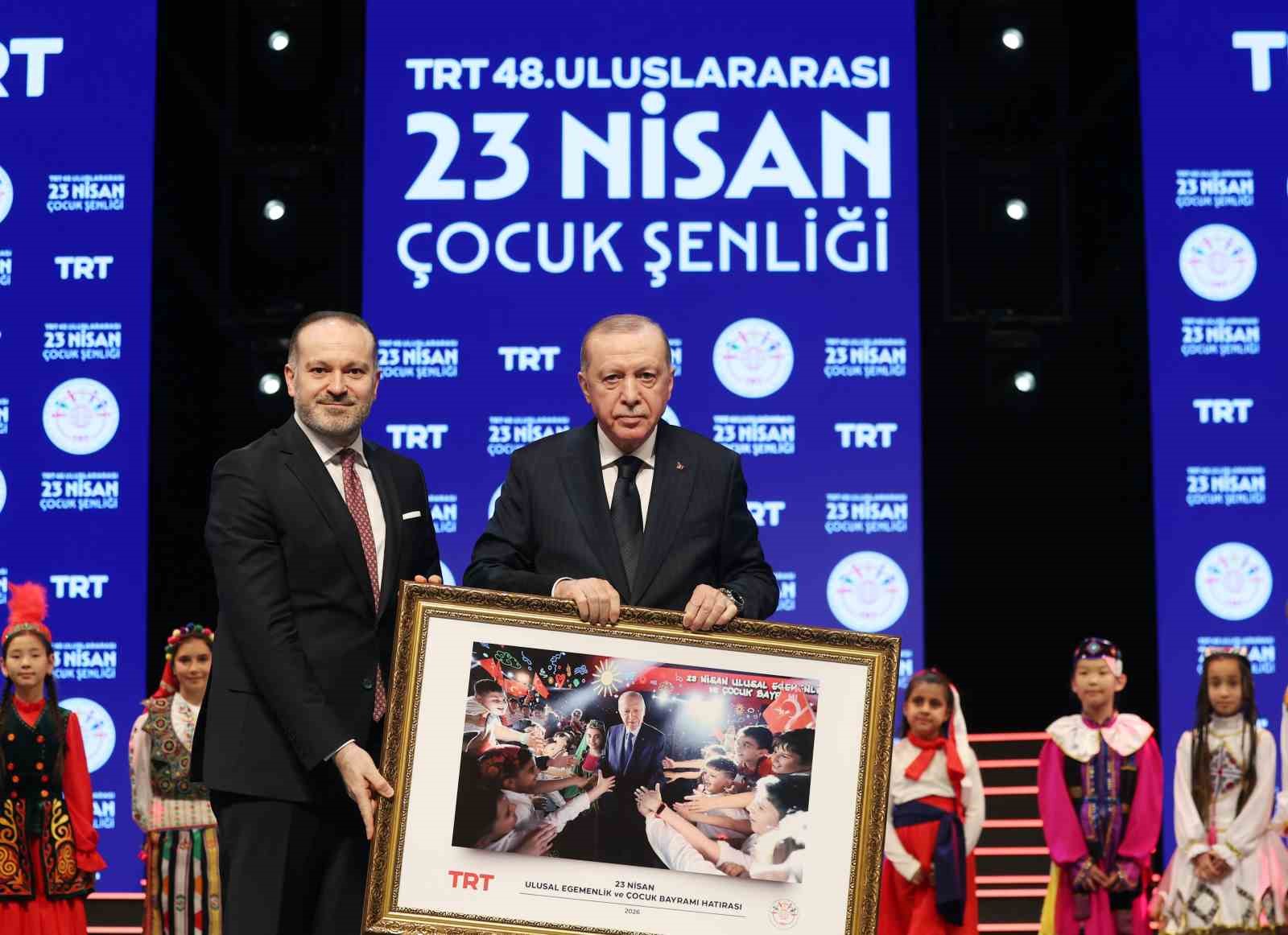 Cumhurbaşkanı Erdoğan: "İnsanlık zincirinin ebediyet halkası olan siz çocuklarımız geleceğimizi şekillendireceksiniz"
