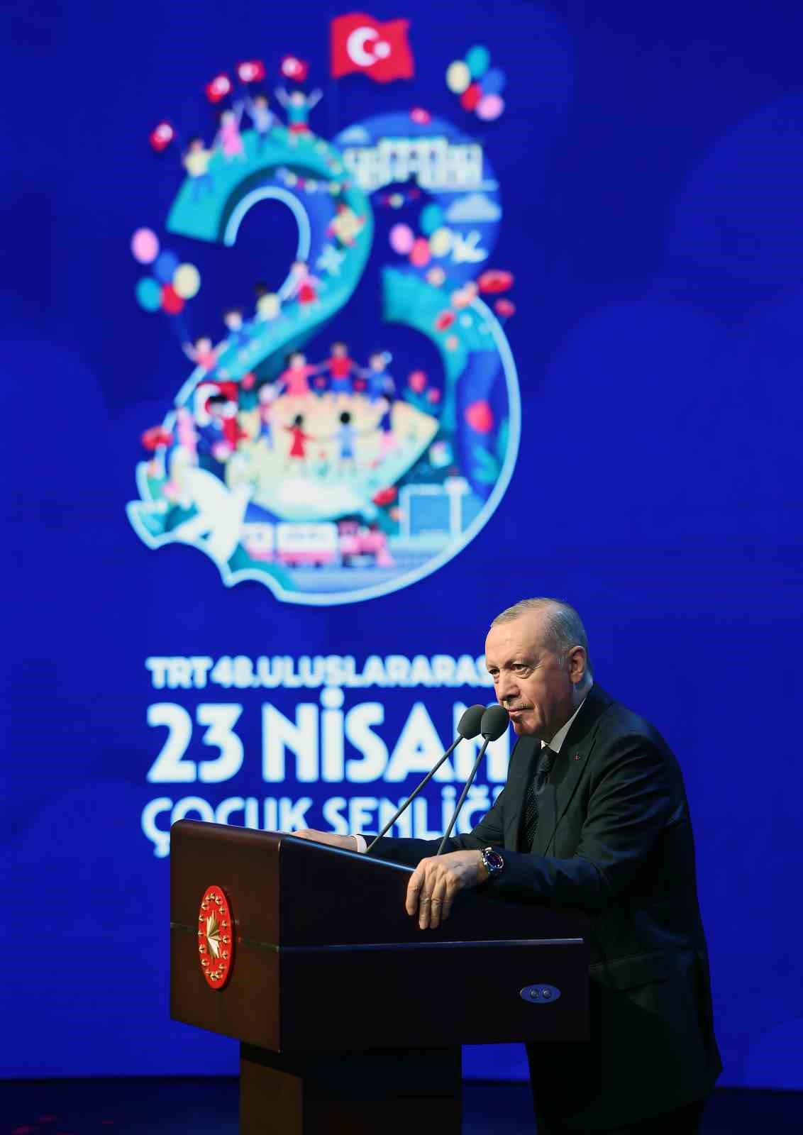 Cumhurbaşkanı Erdoğan: "İnsanlık zincirinin ebediyet halkası olan siz çocuklarımız geleceğimizi şekillendireceksiniz"
