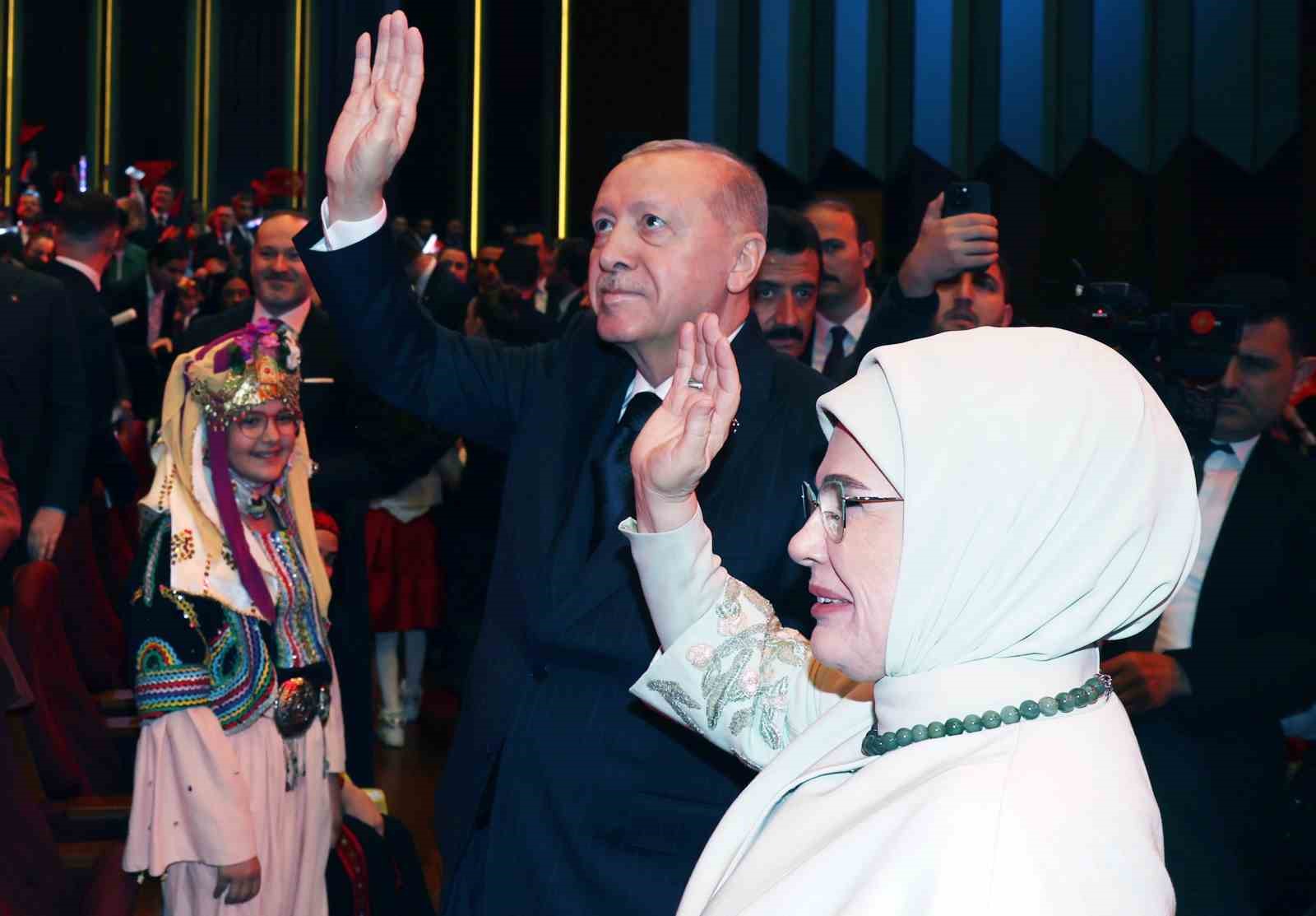 Cumhurbaşkanı Erdoğan: "İnsanlık zincirinin ebediyet halkası olan siz çocuklarımız geleceğimizi şekillendireceksiniz"
