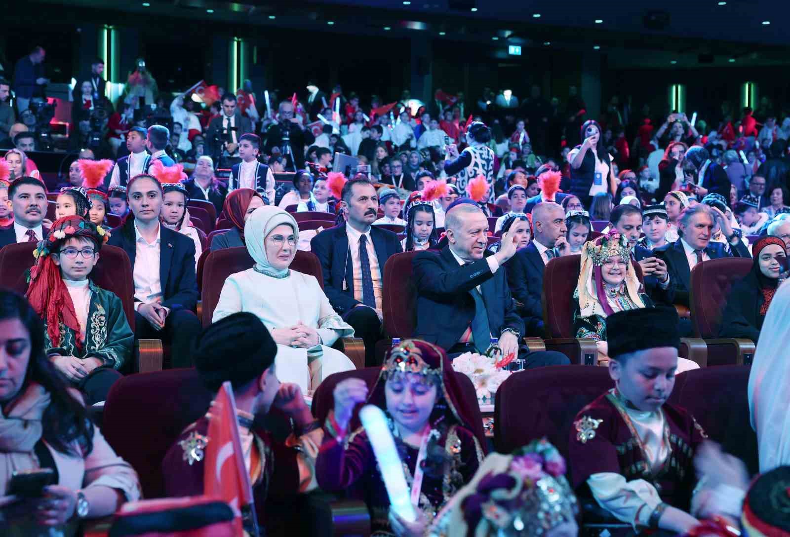 Cumhurbaşkanı Erdoğan: "İnsanlık zincirinin ebediyet halkası olan siz çocuklarımız geleceğimizi şekillendireceksiniz"
