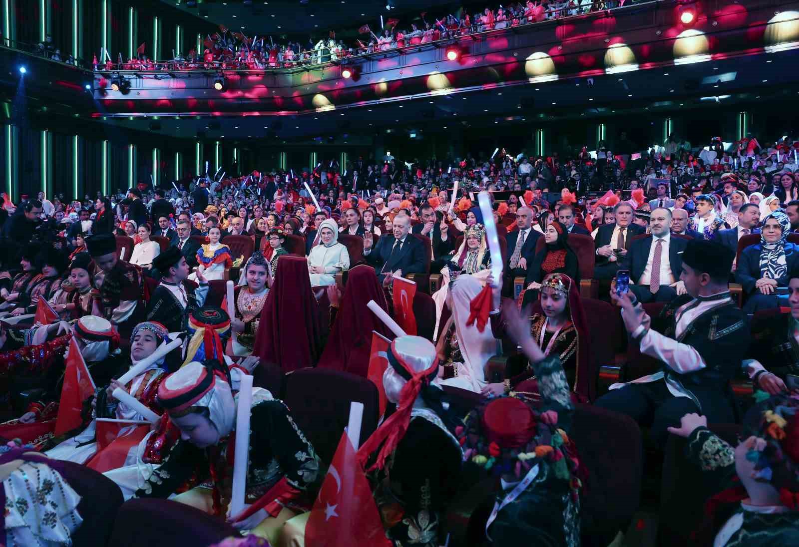 Cumhurbaşkanı Erdoğan: "İnsanlık zincirinin ebediyet halkası olan siz çocuklarımız geleceğimizi şekillendireceksiniz"
