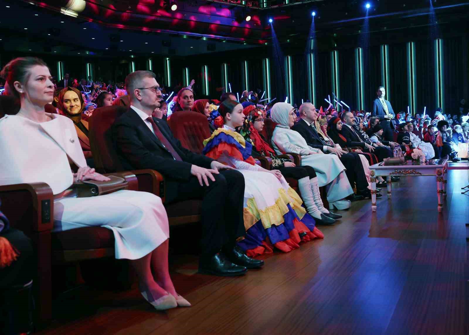 Cumhurbaşkanı Erdoğan: "İnsanlık zincirinin ebediyet halkası olan siz çocuklarımız geleceğimizi şekillendireceksiniz"
