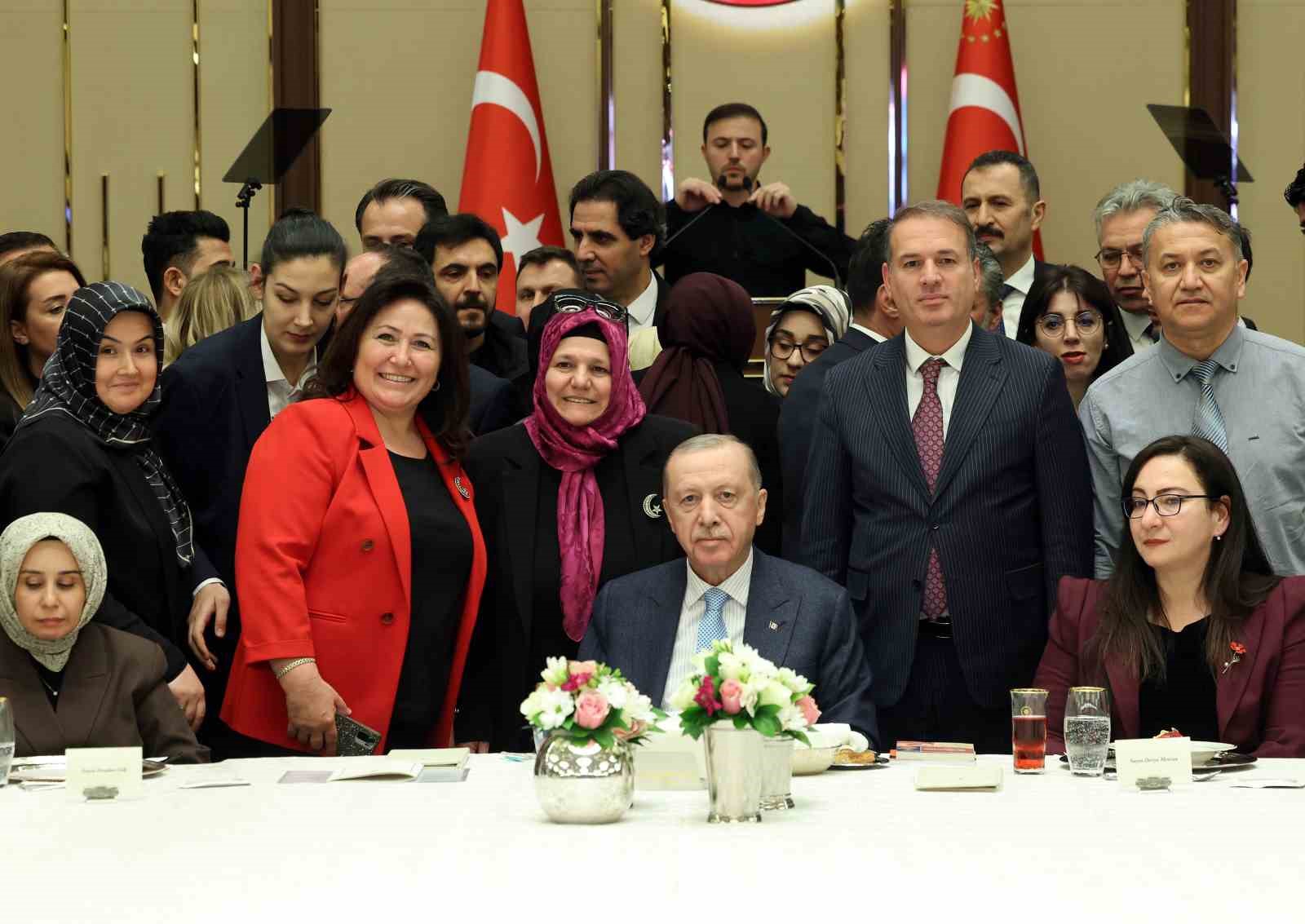 Cumhurbaşkanı Erdoğan: "Kıymetli öğretmenlerimize karşı şiddete toleransımız yoktur"
