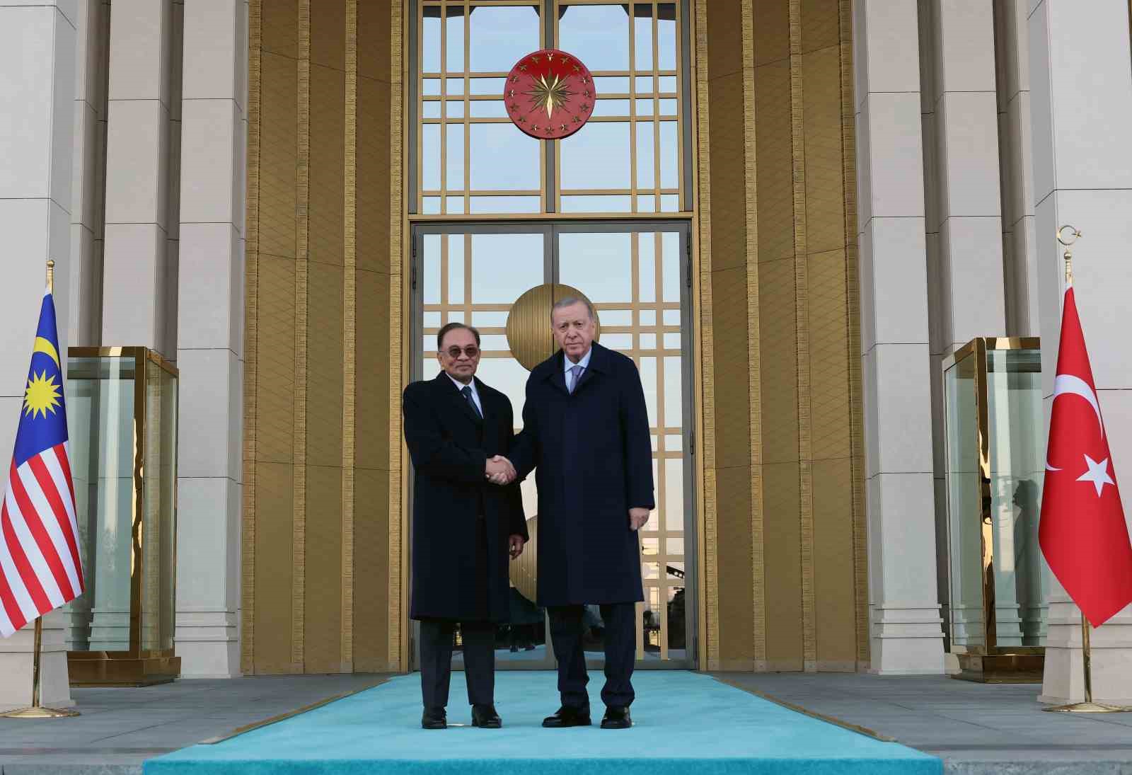 Cumhurbaşkanı Erdoğan, Malezya Başbakanı Enver İbrahim’i törenle karşıladı
Cumhurbaşkanı Erdoğan, Malezya Başbakanı Enver İbrahim’i törenle karşıladı