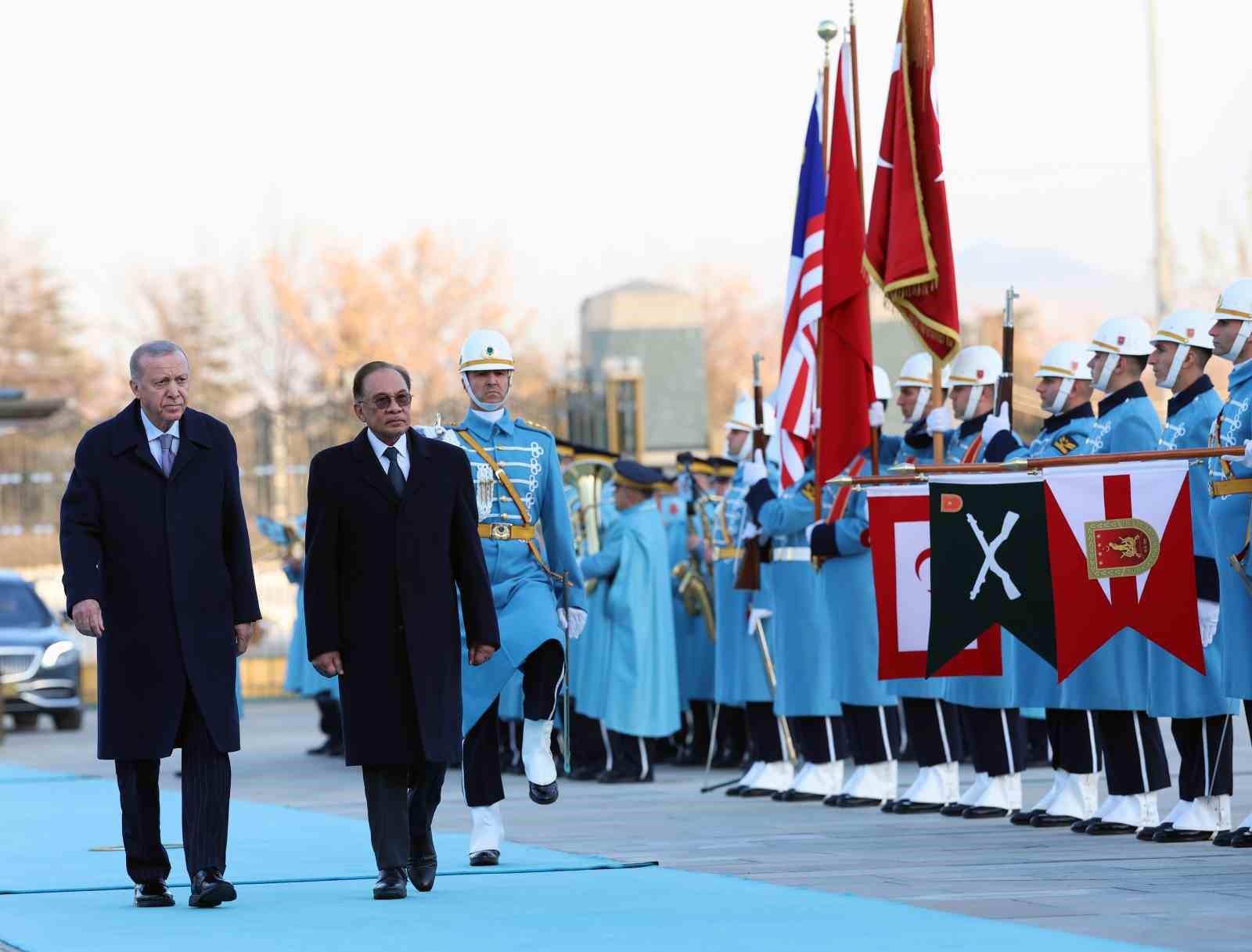 Cumhurbaşkanı Erdoğan, Malezya Başbakanı Enver İbrahim’i törenle karşıladı
Cumhurbaşkanı Erdoğan, Malezya Başbakanı Enver İbrahim’i törenle karşıladı